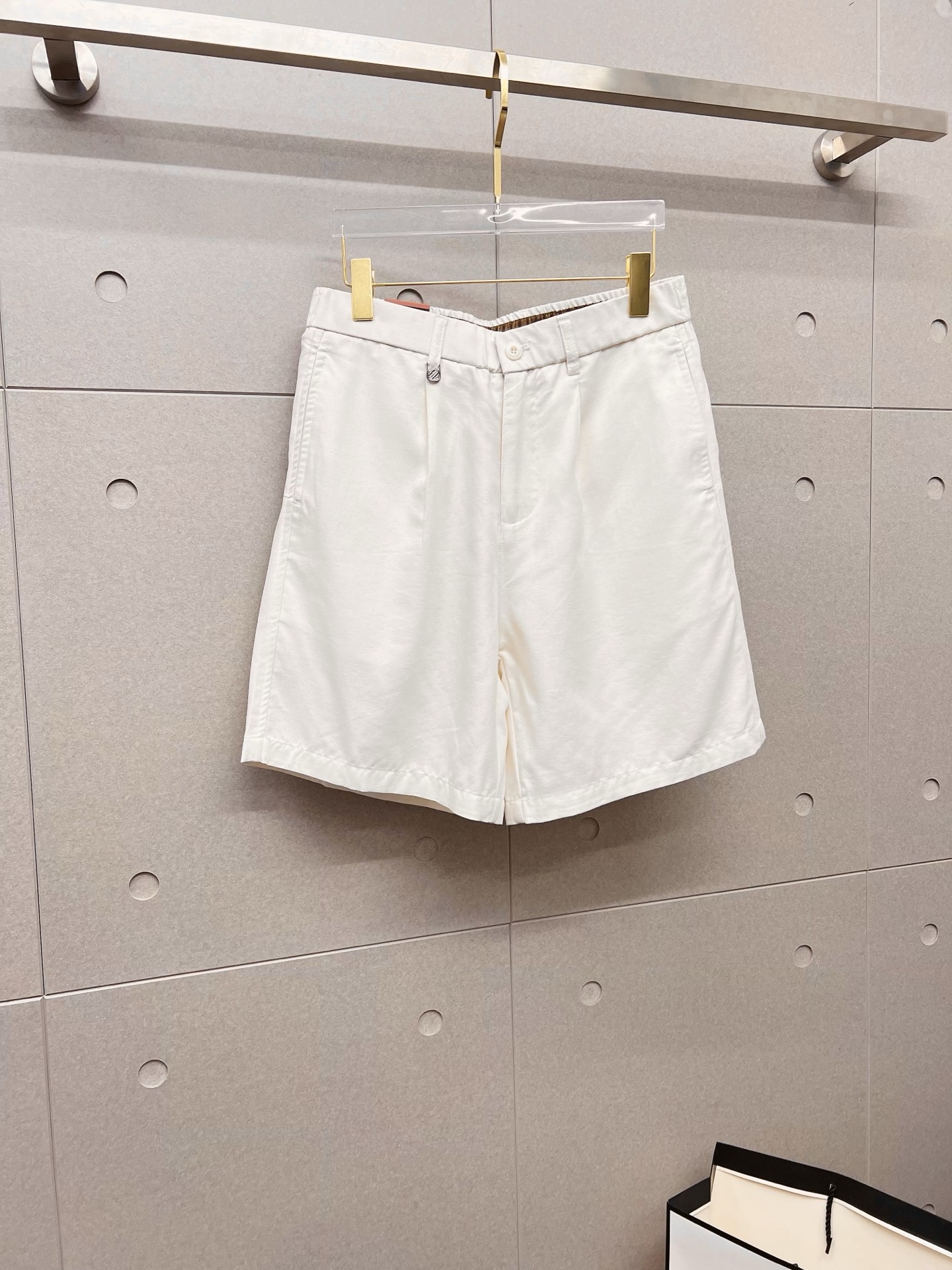 NO:846607,Ermenegildo Zegna 26ss new summer men's casual work shorts, advanced custom-made summer special technical quick-drying breathable fabric, high breathability and comfort, impeccable details, customized development of accessories, what you see is what you get, reflecting high quality. It feels delicate and soft!  Three-dimensional cutting, simple and fashionable, and the upper body shape is awesome!  Size M-4XL,,zegna,shorts,19860909杰尼亚 26ss夏季新款男士休闲工装短裤 高级定制夏季专用科技速干透气面料 透气舒适度高,细节无可挑剔,辅料定制开发,所见即所得,体现高品质.手感细腻柔软！立体裁剪,简单时尚,上身版型超赞！码数M-4XL,,zegna,shorts,,Men's clothing