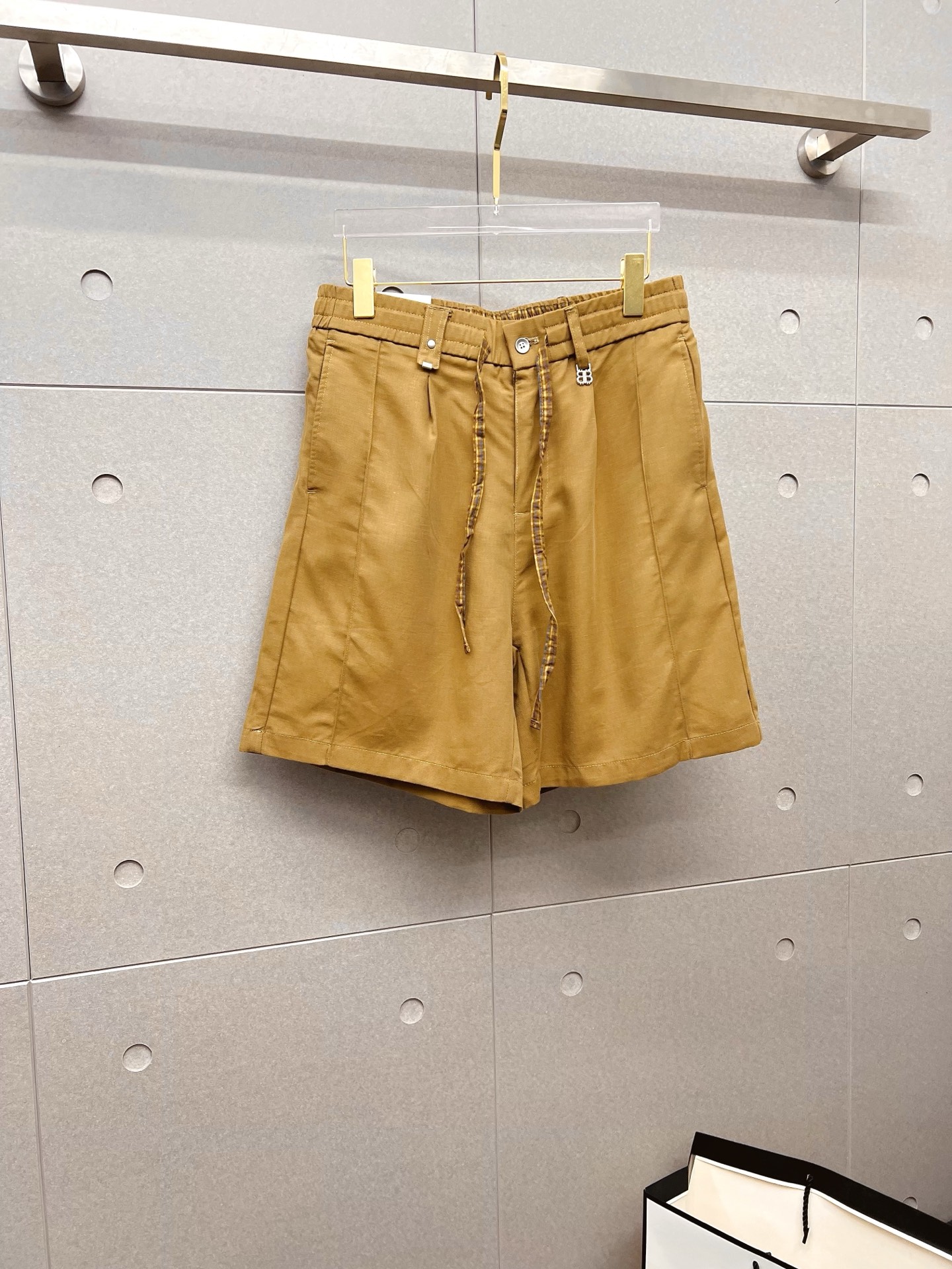 NO:846605,Balenciaga 26ss new summer men's casual work shorts, advanced custom-made summer-specific technical quick-drying breathable fabric, with high breathability and comfort, impeccable details, customized development of accessories, what you see is what you get, reflecting high quality. It feels delicate and soft!  Three-dimensional cutting, simple and fashionable, and the upper body shape is awesome!  Size M-4XL,,balenciaga,shorts,19860909巴黎世家 26ss夏季新款男士休闲工装短裤 高级定制夏季专用科技速干透气面料 透气舒适度高,细节无可挑剔,辅料定制开发,所见即所得,体现高品质.手感细腻柔软！立体裁剪,简单时尚,上身版型超赞！码数M-4XL,,balenciaga,shorts,,Men's clothing