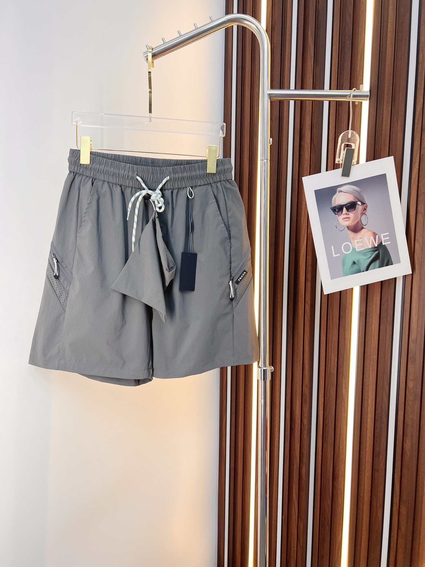 NO:859147,PRADA 26ss new summer men's casual work shorts, advanced custom-made summer special technical quick-drying breathable fabric, high breathability and comfort, impeccable details, customized development of accessories, what you see is what you get, reflecting high quality. It feels delicate and soft!  Three-dimensional cutting, simple and fashionable, and the upper body shape is awesome!  Size M-2XL,,prada,prada,shorts,19860909PRADA 普拉达 26ss夏季新款男士休闲工装短裤 高级定制夏季专用科技速干透气面料 透气舒适度高,细节无可挑剔,辅料定制开发,所见即所得,体现高品质.手感细腻柔软！立体裁剪,简单时尚,上身版型超赞！码数M-2XL,,prada,prada,shorts,,Men's clothing