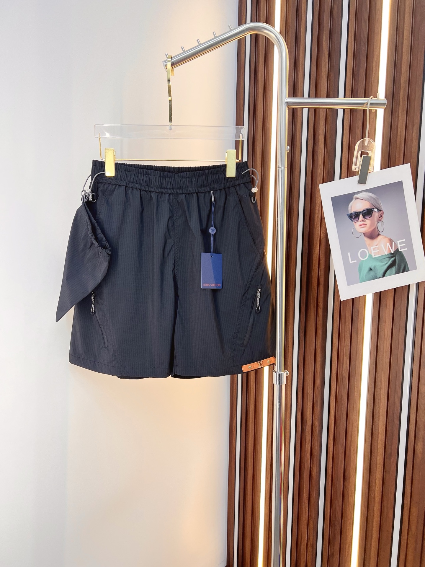 NO:859197,LV 26ss new summer men's casual work shorts, advanced custom-made summer special technical quick-drying breathable fabric, high breathability and comfort, impeccable details, customized development of accessories, what you see is what you get, reflecting high quality. It feels delicate and soft!  Three-dimensional cutting, simple and fashionable, and the upper body shape is awesome!  Size M-2XL,,louis vuitton,shorts,19860909LV 26ss夏季新款男士休闲工装短裤 高级定制夏季专用科技速干透气面料 透气舒适度高,细节无可挑剔,辅料定制开发,所见即所得,体现高品质.手感细腻柔软！立体裁剪,简单时尚,上身版型超赞！码数M-2XL,,louis vuitton,shorts,,Men's clothing