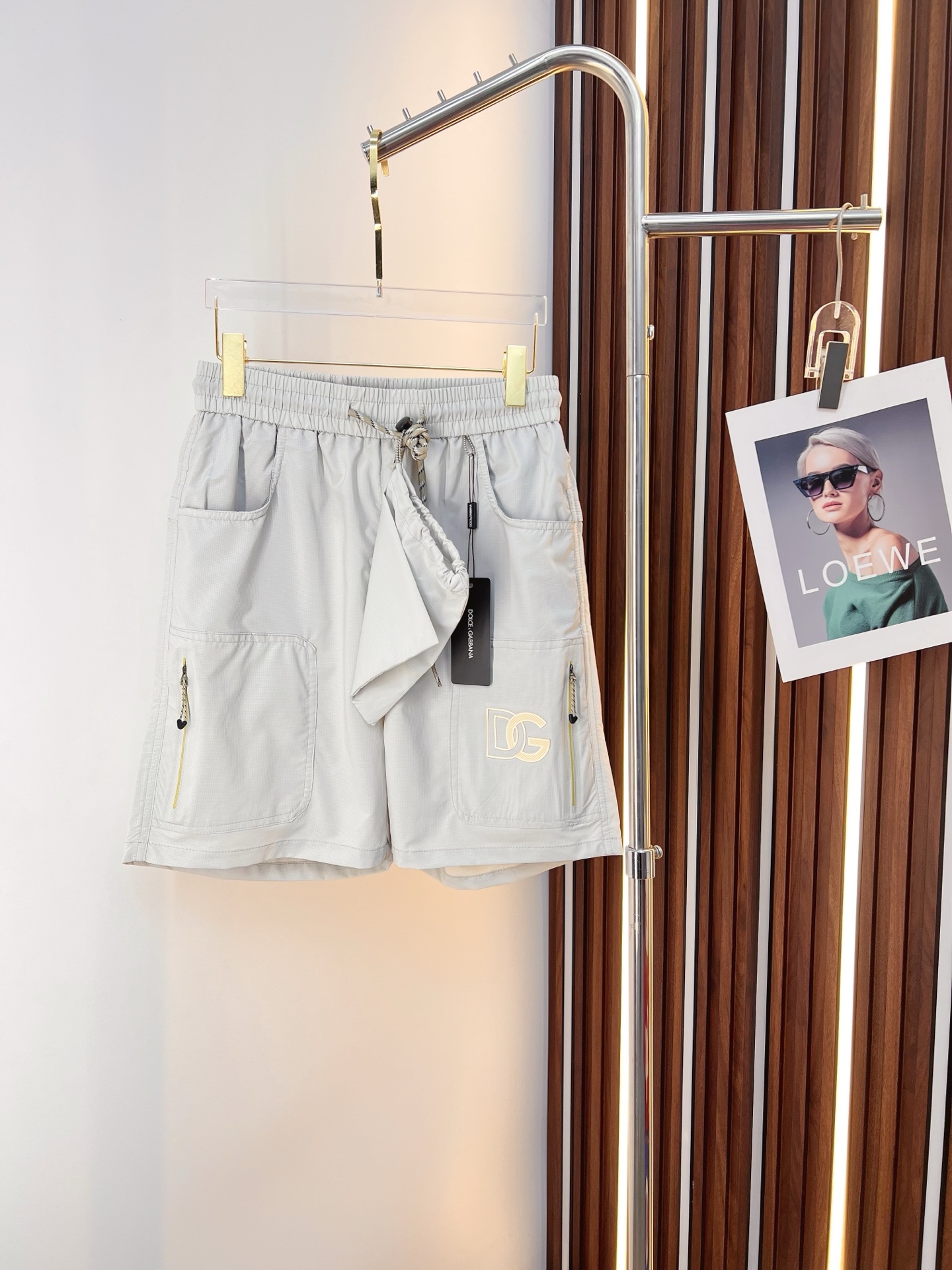 NO:859208,GUCCI Gucci 26ss new summer men's casual work shorts, advanced customized summer special technology quick-drying breathable fabric, high breathability and comfort, impeccable details, customized development of accessories, what you see is what you get, reflecting high quality. It feels delicate and soft!  Three-dimensional cutting, simple and fashionable, and the upper body shape is awesome!  Size M-2XL,,gucci,shorts,19860909GUCCI 古奇 26ss夏季新款男士休闲工装短裤 高级定制夏季专用科技速干透气面料 透气舒适度高,细节无可挑剔,辅料定制开发,所见即所得,体现高品质.手感细腻柔软！立体裁剪,简单时尚,上身版型超赞！码数M-2XL,,gucci,shorts,,Men's clothing