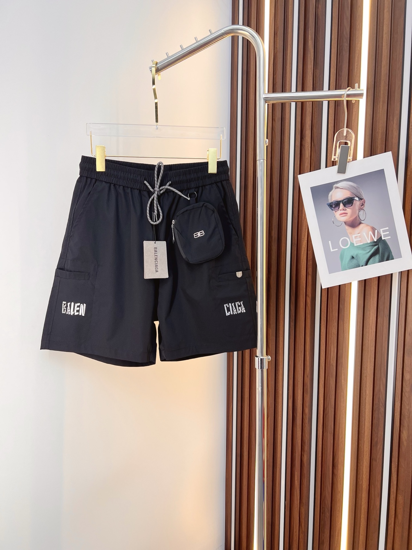 NO:859120,Balenciaga 26ss new summer men's casual work shorts, advanced custom-made summer-specific technical quick-drying breathable fabric, with high breathability and comfort, impeccable details, customized development of accessories, what you see is what you get, reflecting high quality. It feels delicate and soft!  Three-dimensional cutting, simple and fashionable, and the upper body shape is awesome!  Size M-2XL,,balenciaga,shorts,19860909巴黎世家 26ss夏季新款男士休闲工装短裤 高级定制夏季专用科技速干透气面料 透气舒适度高,细节无可挑剔,辅料定制开发,所见即所得,体现高品质.手感细腻柔软！立体裁剪,简单时尚,上身版型超赞！码数M-2XL,,balenciaga,shorts,,Men's clothing