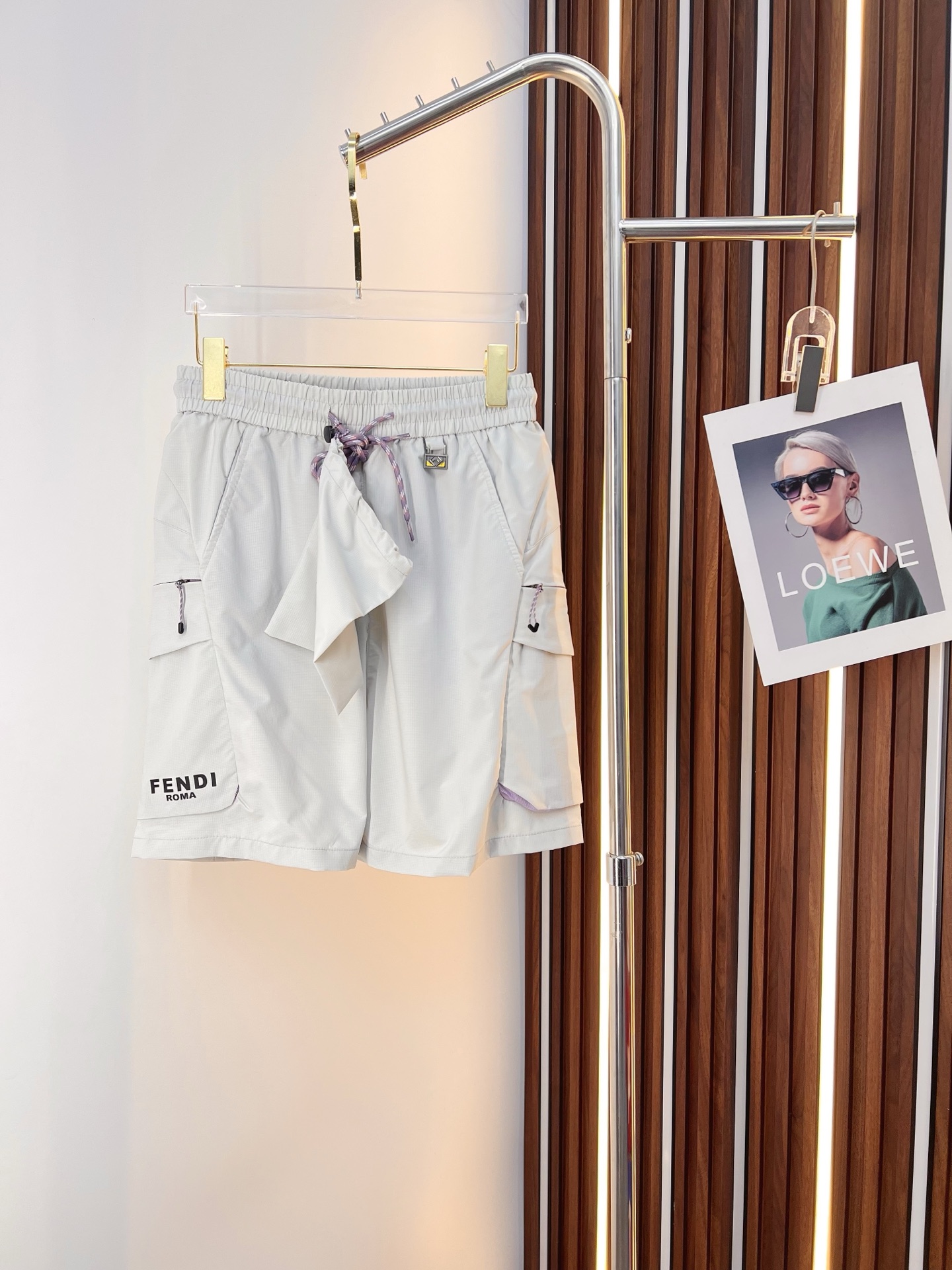 NO:859144,FENDI Fendi 26ss new summer men's casual work shorts, advanced custom-made summer special technology quick-drying breathable fabric, high breathability and comfort, impeccable details, customized development of accessories, what you see is what you get, reflecting high quality. It feels delicate and soft!  Three-dimensional cutting, simple and fashionable, and the upper body shape is awesome!  Size M-2XL,,fendi,fendi,shorts,19860909FENDI 芬迪 26ss夏季新款男士休闲工装短裤 高级定制夏季专用科技速干透气面料 透气舒适度高,细节无可挑剔,辅料定制开发,所见即所得,体现高品质.手感细腻柔软！立体裁剪,简单时尚,上身版型超赞！码数M-2XL,,fendi,fendi,shorts,,Men's clothing