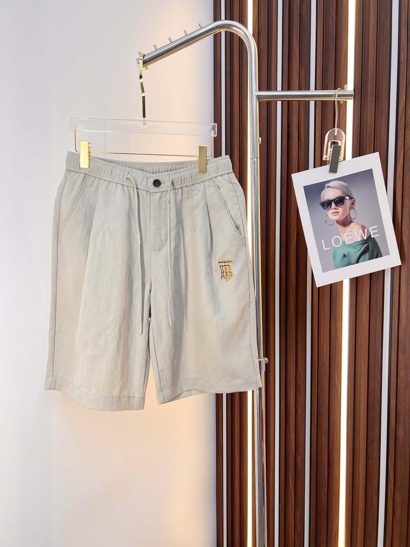NO:849714,Burberry 26ss summer new men's casual work shorts, advanced custom-made summer-specific technical quick-drying breathable fabric, high breathability and comfort, impeccable details, customized development of accessories, what you see is what you get, reflecting high quality. It feels delicate and soft!  Three-dimensional cutting, simple and fashionable, and the upper body shape is awesome!  Size M-4XL,,burberry,burberry,shorts,19860909Burberry 巴宝莉 26ss夏季新款男士休闲工装短裤 高级定制夏季专用科技速干透气面料 透气舒适度高,细节无可挑剔,辅料定制开发,所见即所得,体现高品质.手感细腻柔软！立体裁剪,简单时尚,上身版型超赞！码数M-4XL,,burberry,burberry,shorts,,Men's clothing