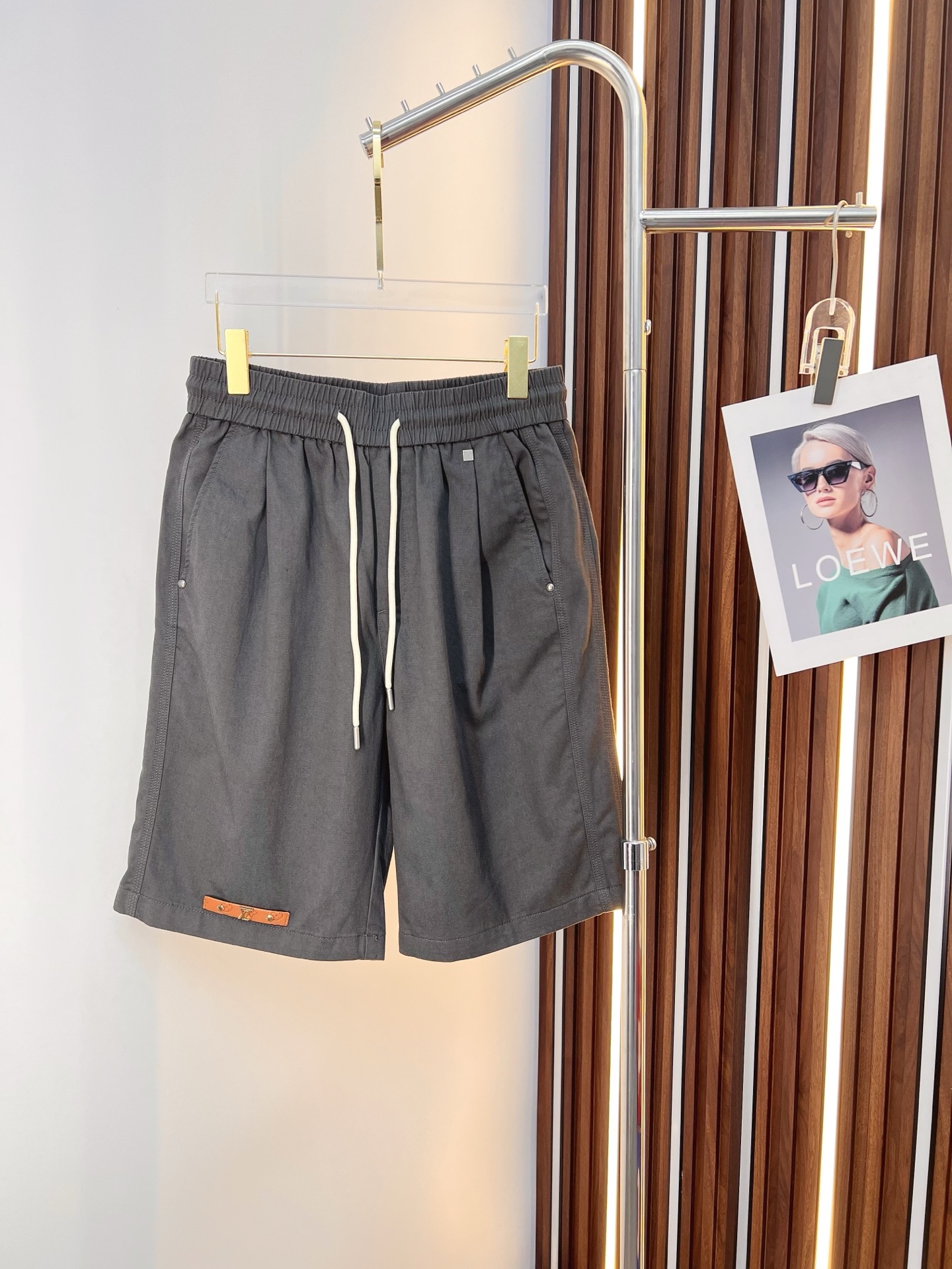 NO:849717,LV 26ss new summer men's casual work shorts, advanced custom-made summer special technical quick-drying breathable fabric, high breathability and comfort, impeccable details, customized development of accessories, what you see is what you get, reflecting high quality. It feels delicate and soft!  Three-dimensional cutting, simple and fashionable, and the upper body shape is awesome!  Size M-4XL,,louis vuitton,shorts,19860909LV 26ss夏季新款男士休闲工装短裤 高级定制夏季专用科技速干透气面料 透气舒适度高,细节无可挑剔,辅料定制开发,所见即所得,体现高品质.手感细腻柔软！立体裁剪,简单时尚,上身版型超赞！码数M-4XL,,louis vuitton,shorts,,Men's clothing