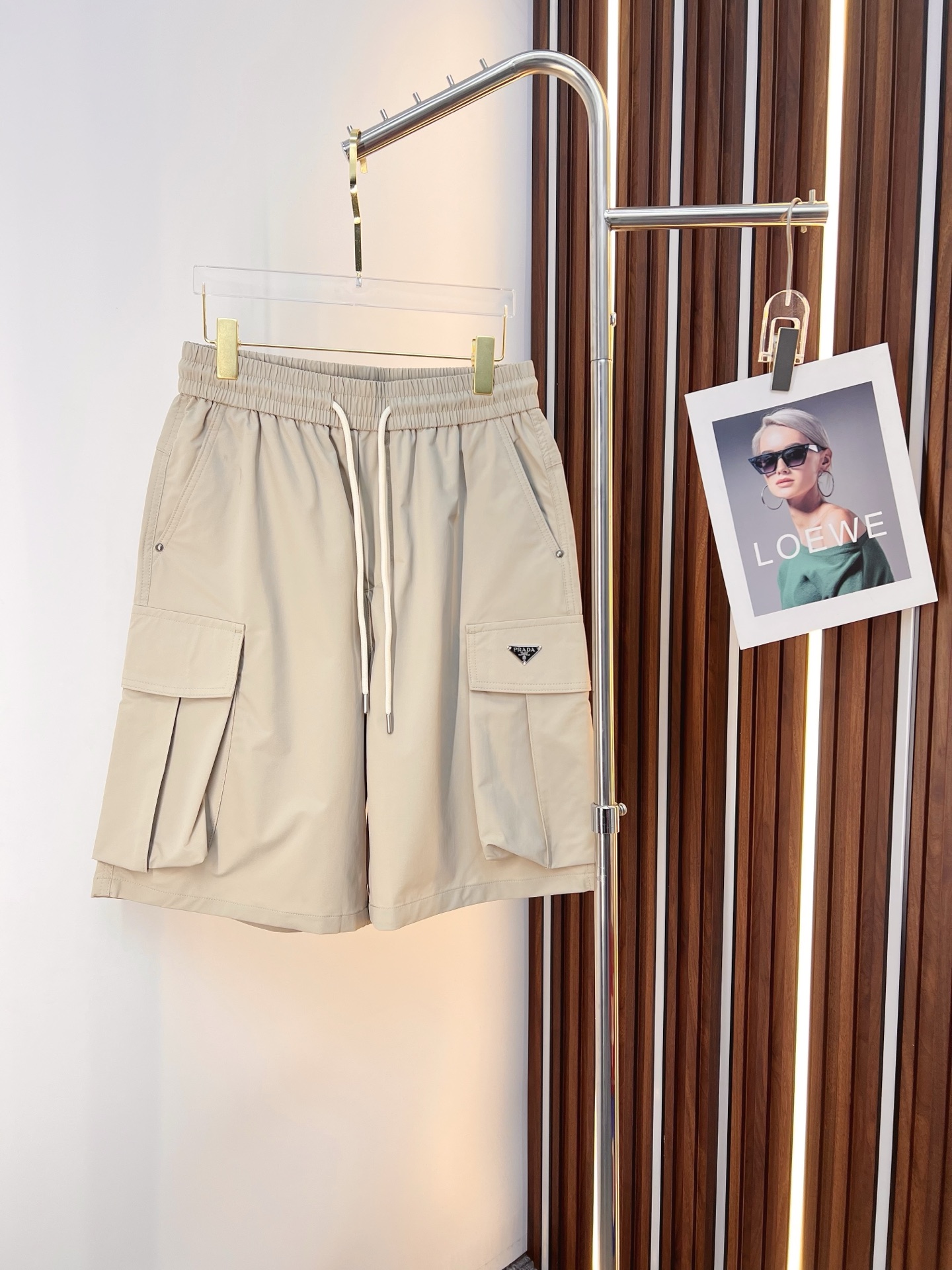NO:859155,PRADA 26ss new summer men's casual work shorts, advanced custom-made summer special technical quick-drying breathable fabric, high breathability and comfort, impeccable details, customized development of accessories, what you see is what you get, reflecting high quality. It feels delicate and soft!  Three-dimensional cutting, simple and fashionable, and the upper body shape is awesome!  Size M-4XL,,prada,prada,shorts,19860909PRADA 普拉达 26ss夏季新款男士休闲工装短裤 高级定制夏季专用科技速干透气面料 透气舒适度高,细节无可挑剔,辅料定制开发,所见即所得,体现高品质.手感细腻柔软！立体裁剪,简单时尚,上身版型超赞！码数M-4XL,,prada,prada,shorts,,Men's clothing