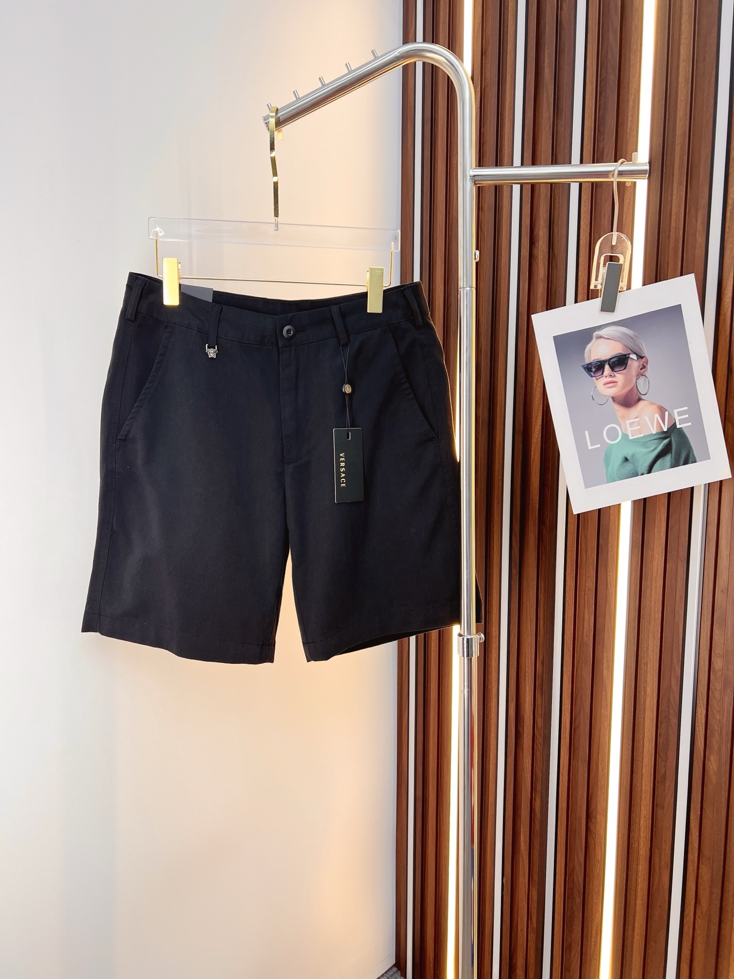NO:849686,Versace 26ss new summer men's casual work shorts, advanced custom-made summer-specific technical quick-drying breathable fabric, with high breathability and comfort, impeccable details, customized development of accessories, what you see is what you get, reflecting high quality. It feels delicate and soft!  Three-dimensional cutting, simple and fashionable, and the upper body shape is awesome!  Size M-4XL,,versace,shorts,19860909范思哲 26ss夏季新款男士休闲工装短裤 高级定制夏季专用科技速干透气面料 透气舒适度高,细节无可挑剔,辅料定制开发,所见即所得,体现高品质.手感细腻柔软！立体裁剪,简单时尚,上身版型超赞！码数M-4XL,,versace,shorts,,Men's clothing