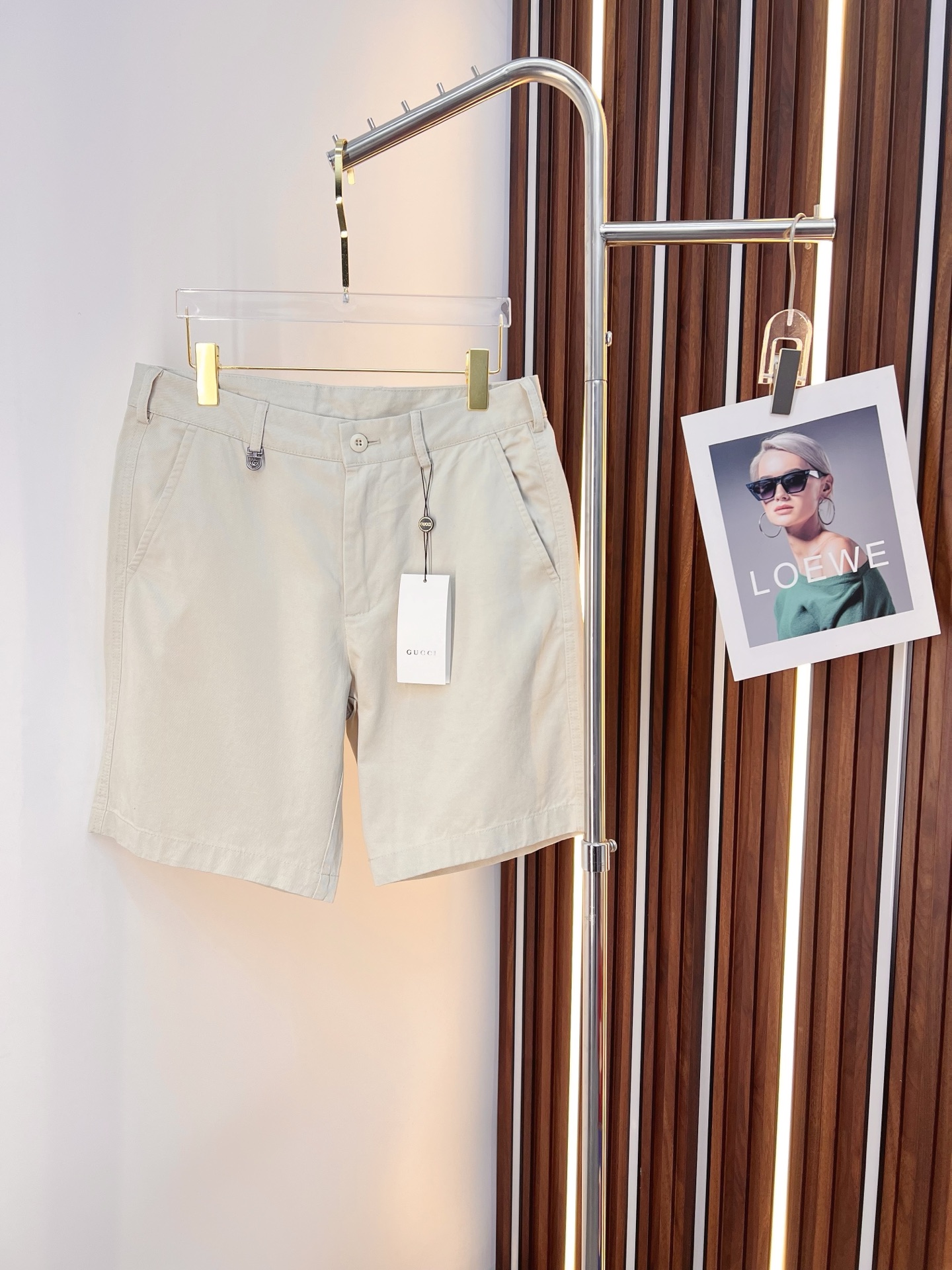 NO:849688,GUCCI Gucci 26ss new summer men's casual work shorts, advanced customized summer special technology quick-drying breathable fabric, high breathability and comfort, impeccable details, customized development of accessories, what you see is what you get, reflecting high quality. It feels delicate and soft!  Three-dimensional cutting, simple and fashionable, and the upper body shape is awesome!  Size M-4XL,,gucci,shorts,19860909GUCCI 古奇 26ss夏季新款男士休闲工装短裤 高级定制夏季专用科技速干透气面料 透气舒适度高,细节无可挑剔,辅料定制开发,所见即所得,体现高品质.手感细腻柔软！立体裁剪,简单时尚,上身版型超赞！码数M-4XL,,gucci,shorts,,Men's clothing