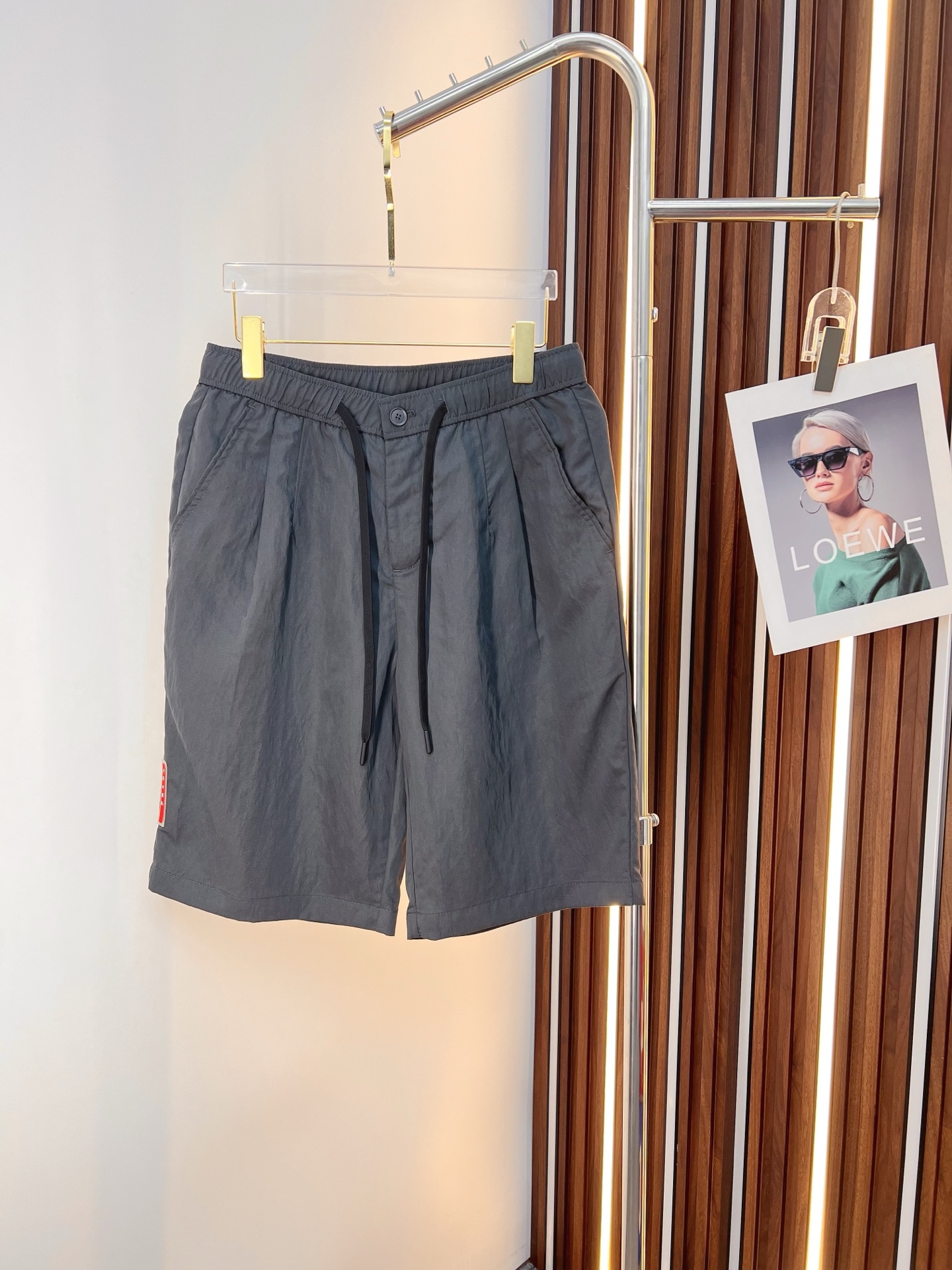 NO:849690,PRADA 26ss new summer men's casual work shorts, advanced custom-made summer special technical quick-drying breathable fabric, high breathability and comfort, impeccable details, customized development of accessories, what you see is what you get, reflecting high quality. It feels delicate and soft!  Three-dimensional cutting, simple and fashionable, and the upper body shape is awesome!  Size M-4XL,,prada,prada,shorts,19860909PRADA 普拉达 26ss夏季新款男士休闲工装短裤 高级定制夏季专用科技速干透气面料 透气舒适度高,细节无可挑剔,辅料定制开发,所见即所得,体现高品质.手感细腻柔软！立体裁剪,简单时尚,上身版型超赞！码数M-4XL,,prada,prada,shorts,,Men's clothing