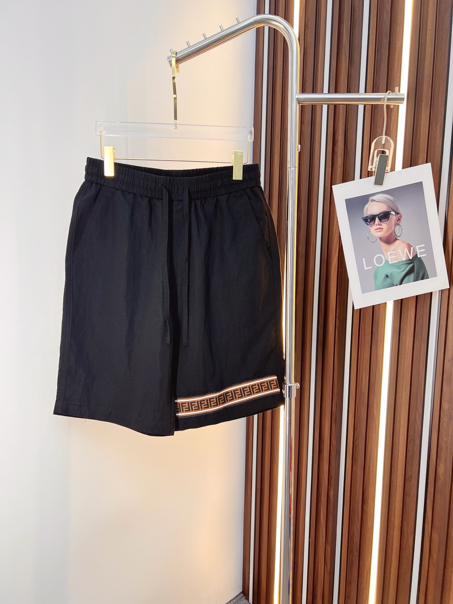 NO:859185,FENDI Fendi 26ss new summer men's casual work shorts, advanced custom-made summer special technology quick-drying breathable fabric, high breathability and comfort, impeccable details, customized development of accessories, what you see is what you get, reflecting high quality. It feels delicate and soft!  Three-dimensional cutting, simple and fashionable, and the upper body shape is awesome!  Size M-4XL,,fendi,fendi,shorts,19860909FENDI 芬迪 26ss夏季新款男士休闲工装短裤 高级定制夏季专用科技速干透气面料 透气舒适度高,细节无可挑剔,辅料定制开发,所见即所得,体现高品质.手感细腻柔软！立体裁剪,简单时尚,上身版型超赞！码数M-4XL,,fendi,fendi,shorts,,Men's clothing