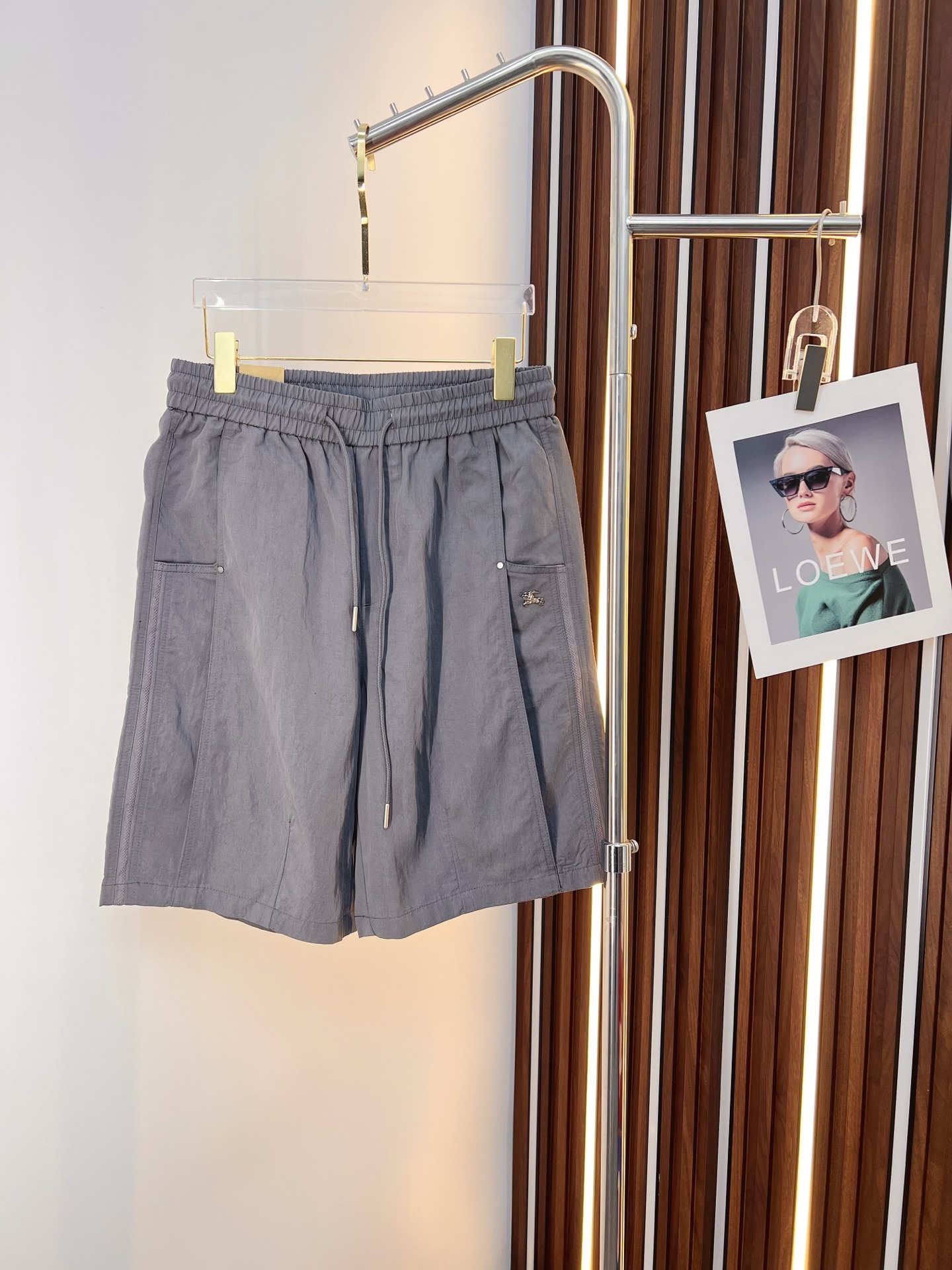 NO:849694,Burberry 26ss summer new men's casual work shorts, advanced custom-made summer-specific technical quick-drying breathable fabric, high breathability and comfort, impeccable details, customized development of accessories, what you see is what you get, reflecting high quality. It feels delicate and soft!  Three-dimensional cutting, simple and fashionable, and the upper body shape is awesome!  Size M-4XL,,burberry,burberry,shorts,19860909Burberry 巴宝莉 26ss夏季新款男士休闲工装短裤 高级定制夏季专用科技速干透气面料 透气舒适度高,细节无可挑剔,辅料定制开发,所见即所得,体现高品质.手感细腻柔软！立体裁剪,简单时尚,上身版型超赞！码数M-4XL,,burberry,burberry,shorts,,Men's clothing