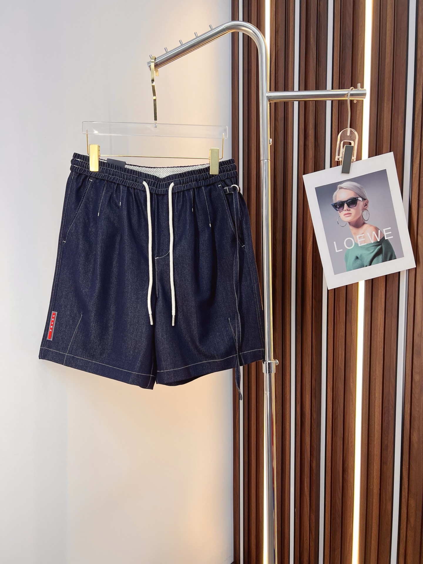 NO:849698,PRADA 26ss new summer men's casual work shorts, advanced custom-made summer special technical quick-drying breathable fabric, high breathability and comfort, impeccable details, customized development of accessories, what you see is what you get, reflecting high quality. It feels delicate and soft!  Three-dimensional cutting, simple and fashionable, and the upper body shape is awesome!  Size M-4XL,,prada,prada,shorts,19860909PRADA 普拉达 26ss夏季新款男士休闲工装短裤 高级定制夏季专用科技速干透气面料 透气舒适度高,细节无可挑剔,辅料定制开发,所见即所得,体现高品质.手感细腻柔软！立体裁剪,简单时尚,上身版型超赞！码数M-4XL,,prada,prada,shorts,,Men's clothing