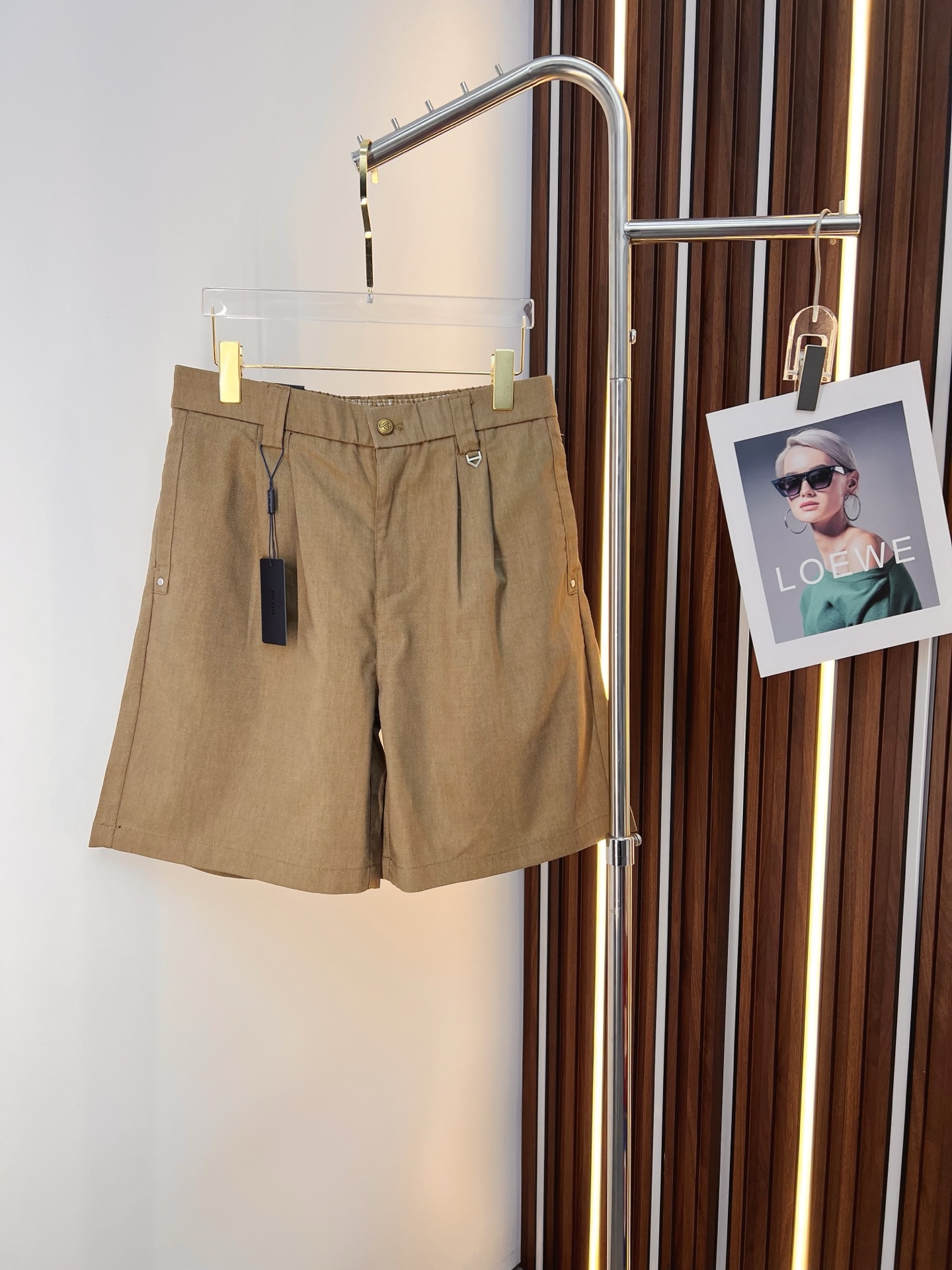 NO:859195,PRADA 26ss new summer men's casual work shorts, advanced custom-made summer special technical quick-drying breathable fabric, high breathability and comfort, impeccable details, customized development of accessories, what you see is what you get, reflecting high quality. It feels delicate and soft!  Three-dimensional cutting, simple and fashionable, and the upper body shape is awesome!  Size M-4XL,,prada,prada,shorts,19860909PRADA 普拉达 26ss夏季新款男士休闲工装短裤 高级定制夏季专用科技速干透气面料 透气舒适度高,细节无可挑剔,辅料定制开发,所见即所得,体现高品质.手感细腻柔软！立体裁剪,简单时尚,上身版型超赞！码数M-4XL,,prada,prada,shorts,,Men's clothing