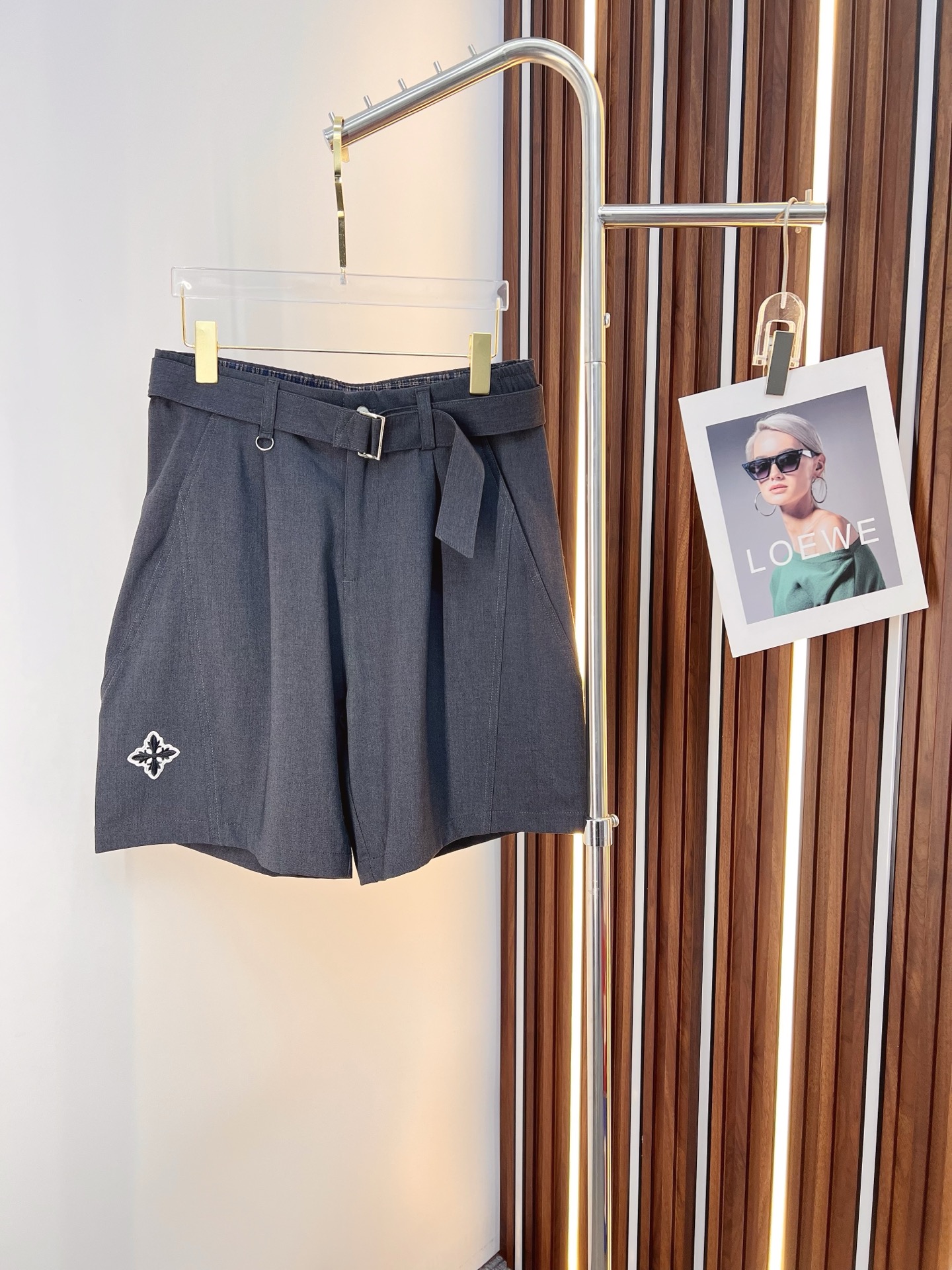 NO:859205,LV 26ss new summer men's casual work shorts, advanced custom-made summer special technical quick-drying breathable fabric, high breathability and comfort, impeccable details, customized development of accessories, what you see is what you get, reflecting high quality. It feels delicate and soft!  Three-dimensional cutting, simple and fashionable, and the upper body shape is awesome!  Size M-4XL,,louis vuitton,shorts,19860909LV 26ss夏季新款男士休闲工装短裤 高级定制夏季专用科技速干透气面料 透气舒适度高,细节无可挑剔,辅料定制开发,所见即所得,体现高品质.手感细腻柔软！立体裁剪,简单时尚,上身版型超赞！码数M-4XL,,louis vuitton,shorts,,Men's clothing