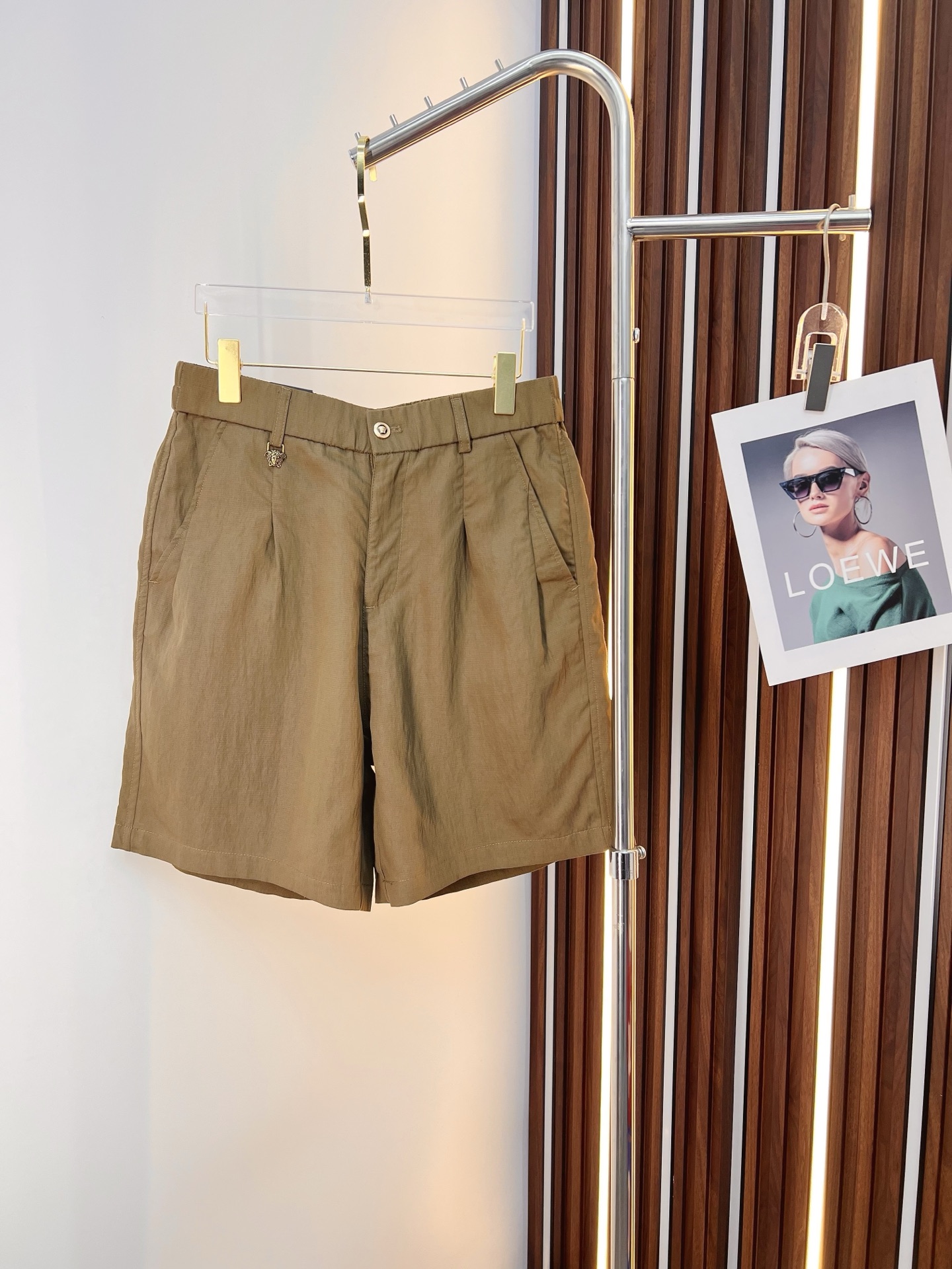 NO:849702,Versace 26ss new summer men's casual work shorts, advanced custom-made summer-specific technical quick-drying breathable fabric, with high breathability and comfort, impeccable details, customized development of accessories, what you see is what you get, reflecting high quality. It feels delicate and soft!  Three-dimensional cutting, simple and fashionable, and the upper body shape is awesome!  Size M-4XL,,versace,shorts,19860909范思哲 26ss夏季新款男士休闲工装短裤 高级定制夏季专用科技速干透气面料 透气舒适度高,细节无可挑剔,辅料定制开发,所见即所得,体现高品质.手感细腻柔软！立体裁剪,简单时尚,上身版型超赞！码数M-4XL,,versace,shorts,,Men's clothing