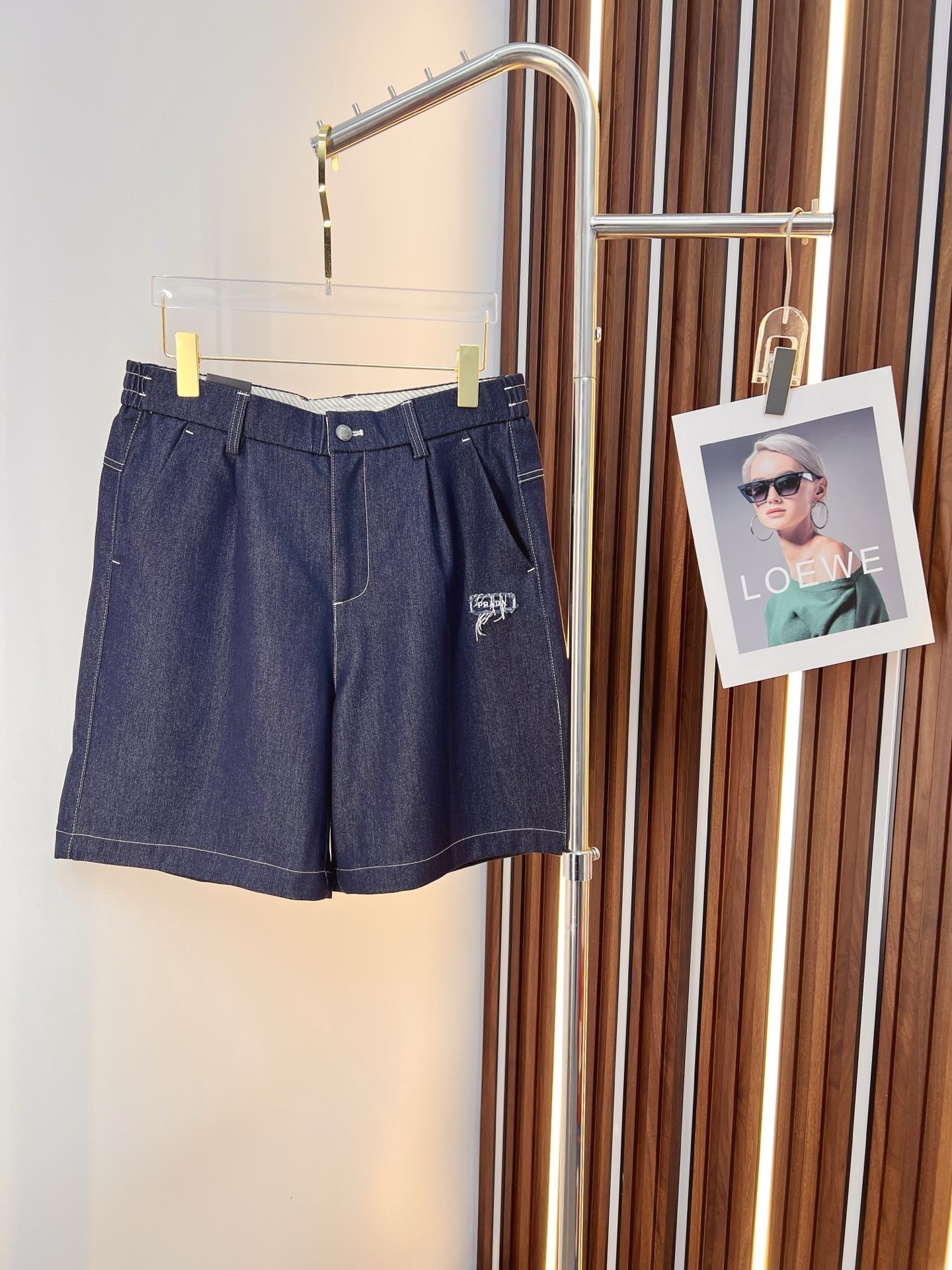 NO:849705,PRADA 26ss new summer men's casual work shorts, advanced custom-made summer special technical quick-drying breathable fabric, high breathability and comfort, impeccable details, customized development of accessories, what you see is what you get, reflecting high quality. It feels delicate and soft!  Three-dimensional cutting, simple and fashionable, and the upper body shape is awesome!  Size M-4XL,,prada,prada,shorts,19860909PRADA 普拉达 26ss夏季新款男士休闲工装短裤 高级定制夏季专用科技速干透气面料 透气舒适度高,细节无可挑剔,辅料定制开发,所见即所得,体现高品质.手感细腻柔软！立体裁剪,简单时尚,上身版型超赞！码数M-4XL,,prada,prada,shorts,,Men's clothing