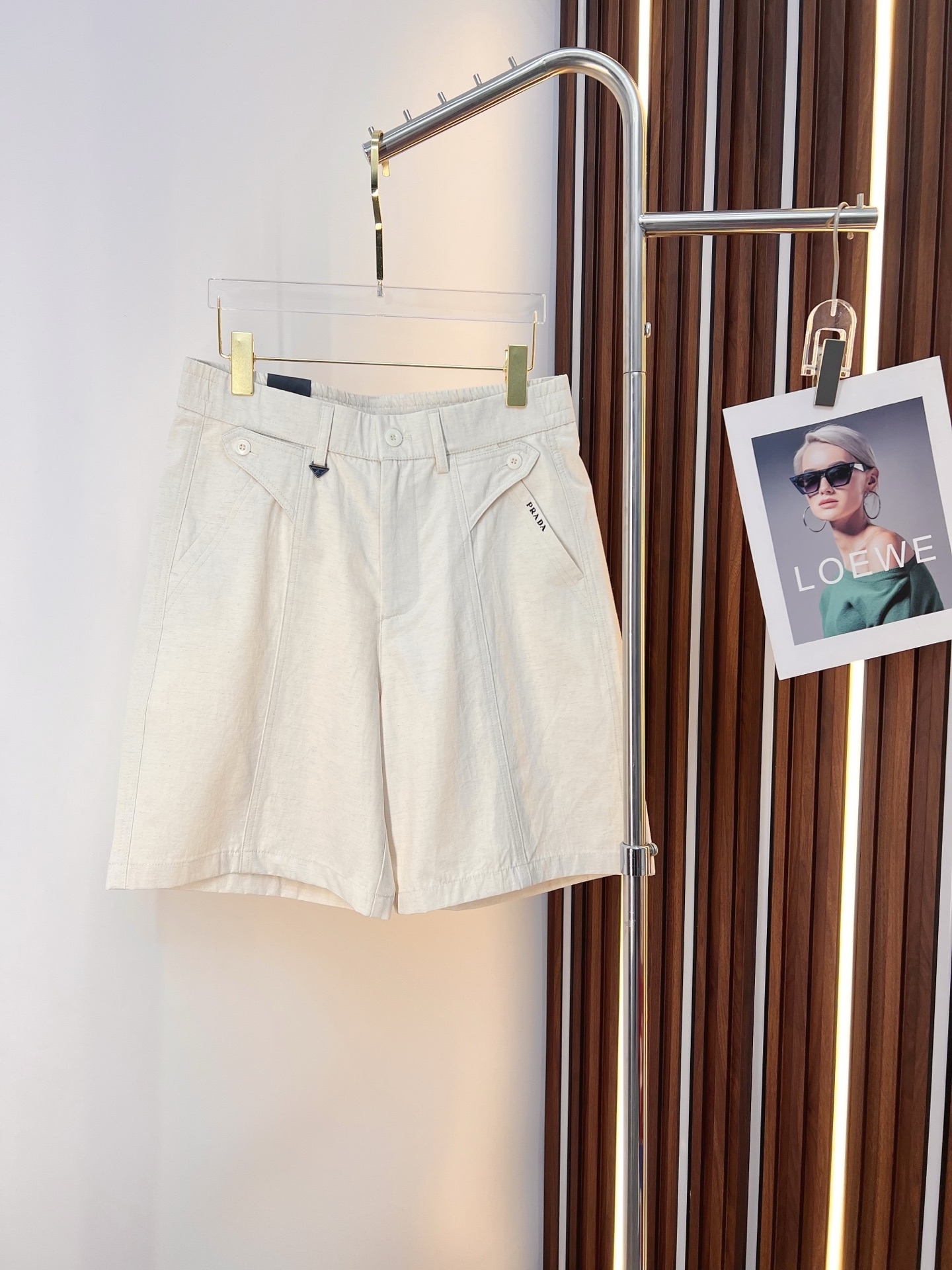 NO:859215,PRADA 26ss new summer men's casual work shorts, advanced custom-made summer special technical quick-drying breathable fabric, high breathability and comfort, impeccable details, customized development of accessories, what you see is what you get, reflecting high quality. It feels delicate and soft!  Three-dimensional cutting, simple and fashionable, and the upper body shape is awesome!  Size M-4XL,,prada,prada,shorts,19860909PRADA 普拉达 26ss夏季新款男士休闲工装短裤 高级定制夏季专用科技速干透气面料 透气舒适度高,细节无可挑剔,辅料定制开发,所见即所得,体现高品质.手感细腻柔软！立体裁剪,简单时尚,上身版型超赞！码数M-4XL,,prada,prada,shorts,,Men's clothing