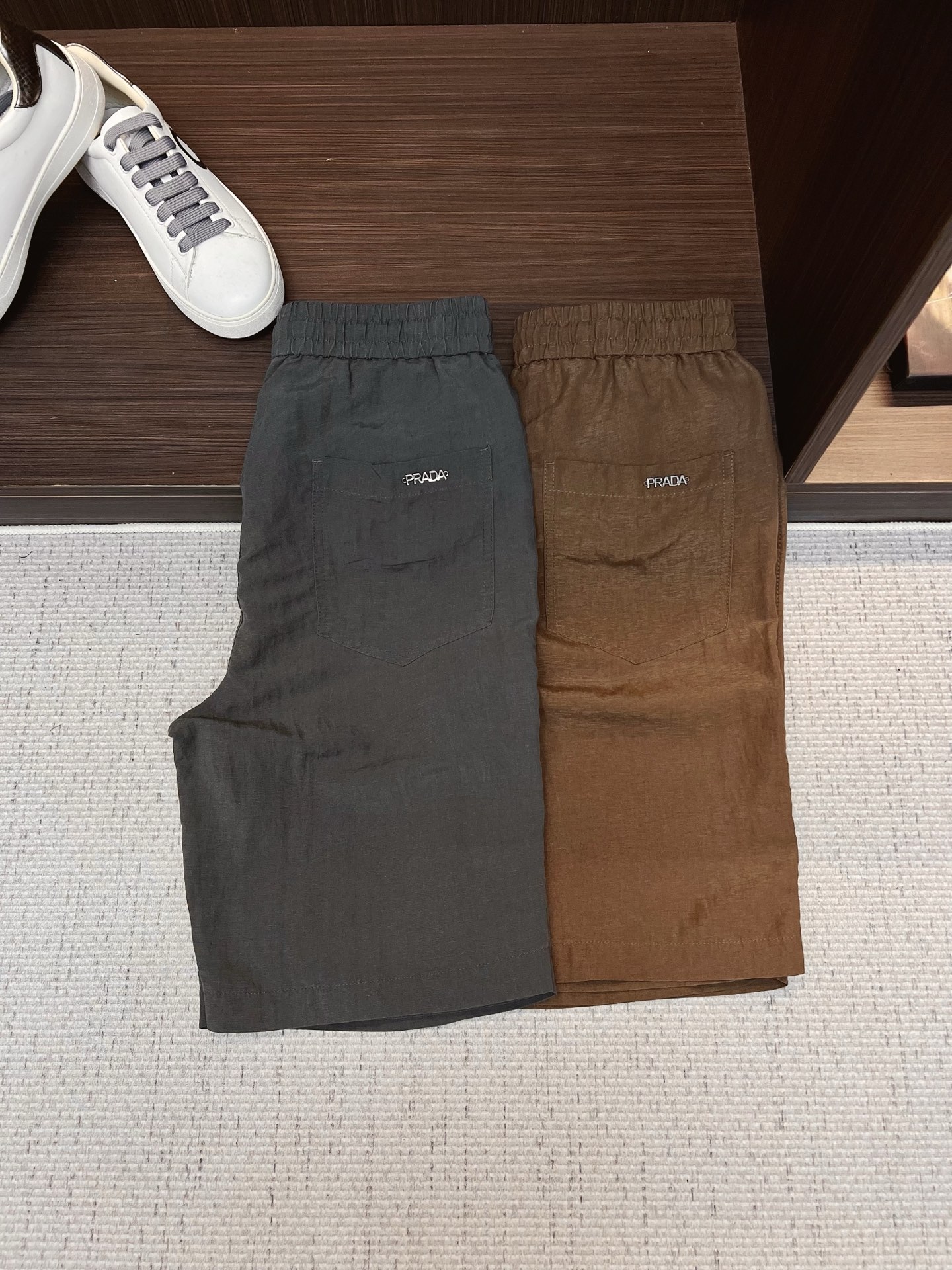 NO:843952,PRADA 26ss new summer men's casual work shorts, advanced custom-made summer special technical quick-drying breathable fabric, high breathability and comfort, impeccable details, customized development of accessories, what you see is what you get, reflecting high quality. It feels delicate and soft!  Three-dimensional cutting, simple and fashionable, and the upper body shape is awesome!  Size M-4XL,,prada,prada,shorts,19860909PRADA 普拉达 26ss夏季新款男士休闲工装短裤 高级定制夏季专用科技速干透气面料 透气舒适度高,细节无可挑剔,辅料定制开发,所见即所得,体现高品质.手感细腻柔软！立体裁剪,简单时尚,上身版型超赞！码数M-4XL,,prada,prada,shorts,,Men's clothing
