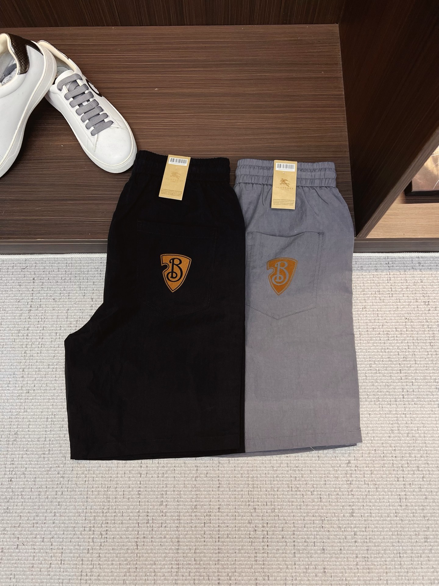 NO:843942,Burberry 26ss summer new men's casual work shorts, advanced custom-made summer-specific technical quick-drying breathable fabric, high breathability and comfort, impeccable details, customized development of accessories, what you see is what you get, reflecting high quality. It feels delicate and soft!  Three-dimensional cutting, simple and fashionable, and the upper body shape is awesome!  Size M-4XL,,burberry,burberry,shorts,19860909Burberry 巴宝莉 26ss夏季新款男士休闲工装短裤 高级定制夏季专用科技速干透气面料 透气舒适度高,细节无可挑剔,辅料定制开发,所见即所得,体现高品质.手感细腻柔软！立体裁剪,简单时尚,上身版型超赞！码数M-4XL,,burberry,burberry,shorts,,Men's clothing