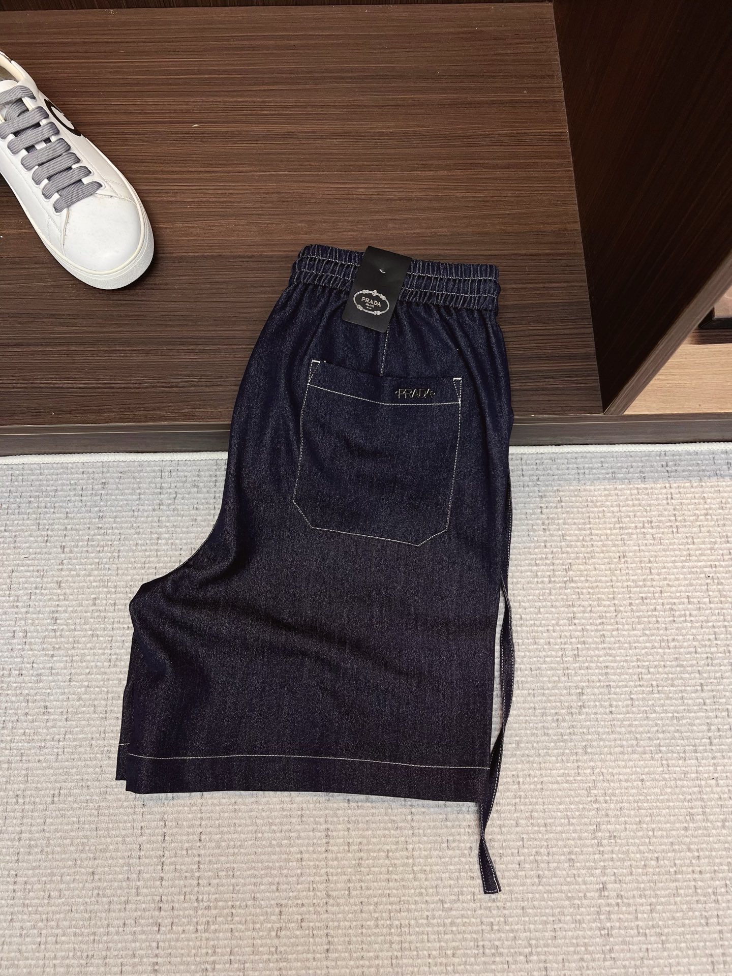 NO:843930,PRADA 26ss new summer men's casual work shorts, advanced custom-made summer special technical quick-drying breathable fabric, high breathability and comfort, impeccable details, customized development of accessories, what you see is what you get, reflecting high quality. It feels delicate and soft!  Three-dimensional cutting, simple and fashionable, and the upper body shape is awesome!  Size M-4XL,,prada,prada,shorts,19860909PRADA 普拉达 26ss夏季新款男士休闲工装短裤 高级定制夏季专用科技速干透气面料 透气舒适度高,细节无可挑剔,辅料定制开发,所见即所得,体现高品质.手感细腻柔软！立体裁剪,简单时尚,上身版型超赞！码数M-4XL,,prada,prada,shorts,,Men's clothing