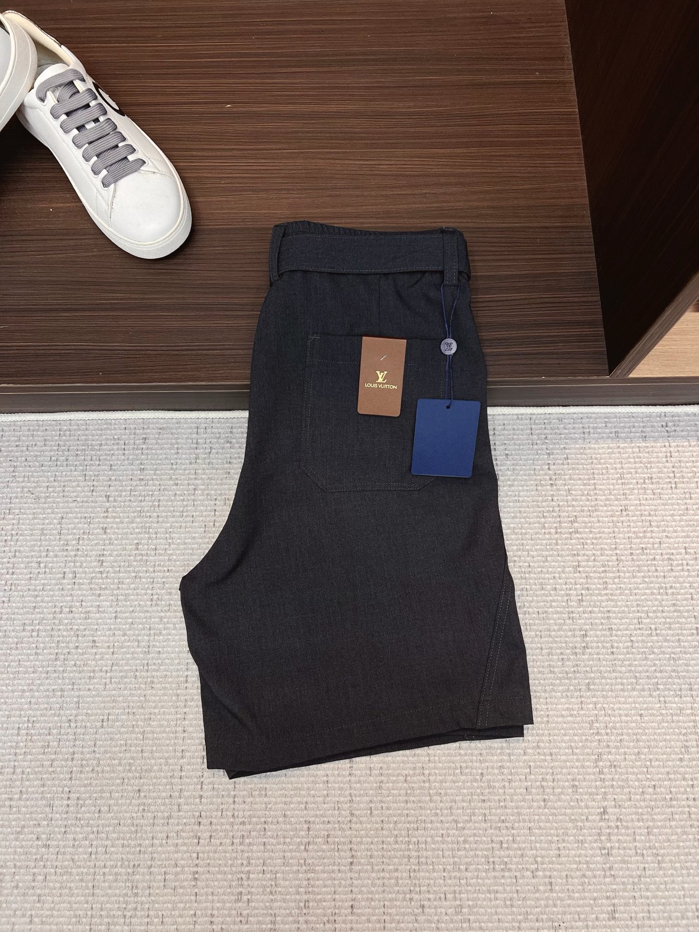 NO:843917,LV 26ss new summer men's casual work shorts, advanced custom-made summer special technical quick-drying breathable fabric, high breathability and comfort, impeccable details, customized development of accessories, what you see is what you get, reflecting high quality. It feels delicate and soft!  Three-dimensional cutting, simple and fashionable, and the upper body shape is awesome!  Size M-4XL,,louis vuitton,shorts,19860909LV 26ss夏季新款男士休闲工装短裤 高级定制夏季专用科技速干透气面料 透气舒适度高,细节无可挑剔,辅料定制开发,所见即所得,体现高品质.手感细腻柔软！立体裁剪,简单时尚,上身版型超赞！码数M-4XL,,louis vuitton,shorts,,Men's clothing
