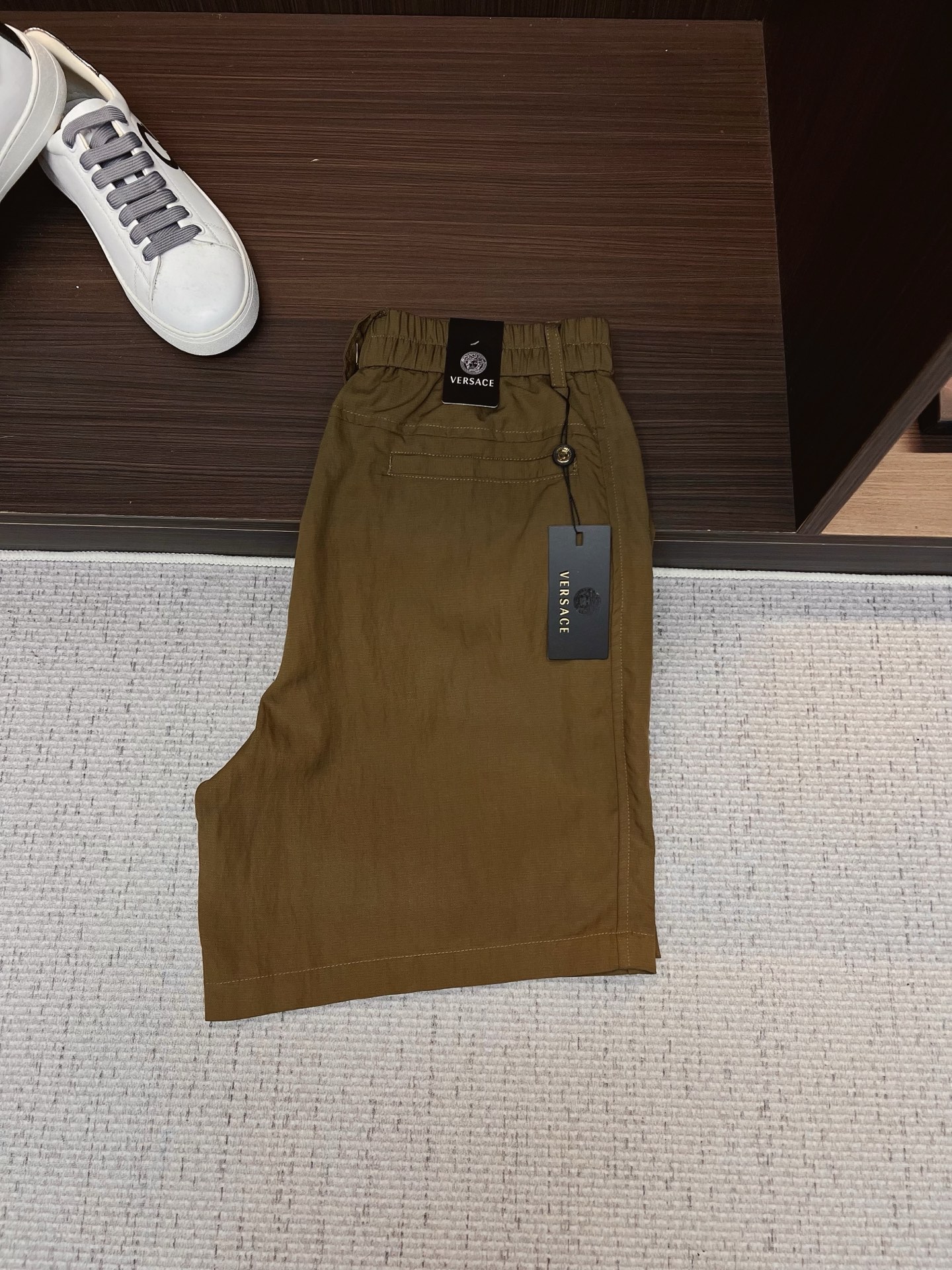 NO:843912,Versace 26ss new summer men's casual work shorts, advanced custom-made summer-specific technical quick-drying breathable fabric, with high breathability and comfort, impeccable details, customized development of accessories, what you see is what you get, reflecting high quality. It feels delicate and soft!  Three-dimensional cutting, simple and fashionable, and the upper body shape is awesome!  Size M-4XL,,versace,shorts,19860909范思哲 26ss夏季新款男士休闲工装短裤 高级定制夏季专用科技速干透气面料 透气舒适度高,细节无可挑剔,辅料定制开发,所见即所得,体现高品质.手感细腻柔软！立体裁剪,简单时尚,上身版型超赞！码数M-4XL,,versace,shorts,,Men's clothing