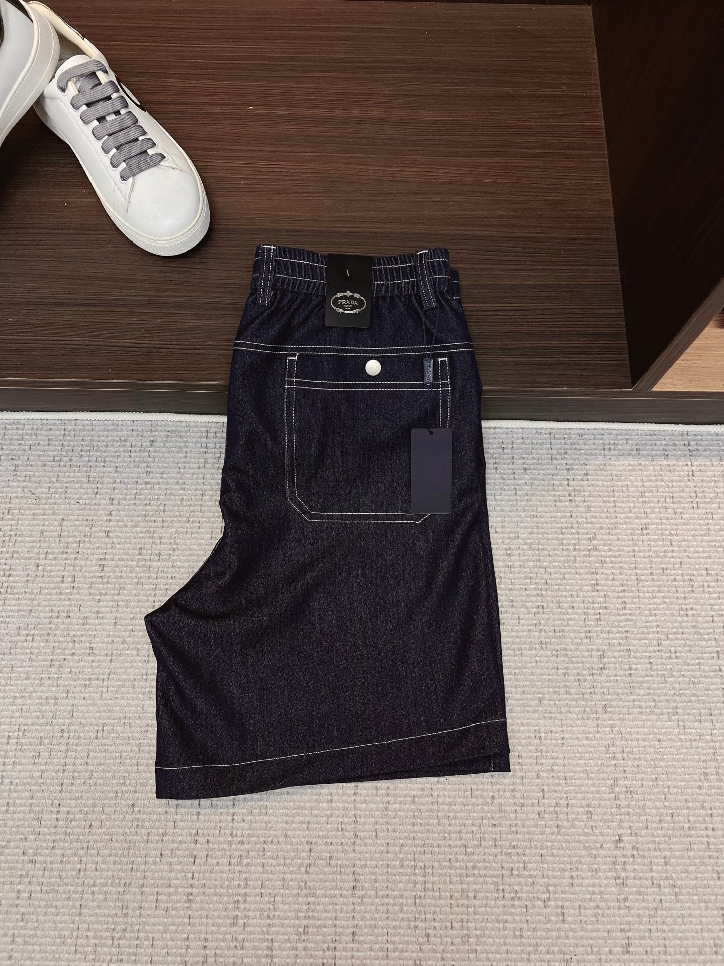 NO:843907,PRADA 26ss new summer men's casual work shorts, advanced custom-made summer special technical quick-drying breathable fabric, high breathability and comfort, impeccable details, customized development of accessories, what you see is what you get, reflecting high quality. It feels delicate and soft!  Three-dimensional cutting, simple and fashionable, and the upper body shape is awesome!  Size M-4XL,,prada,prada,shorts,19860909PRADA 普拉达 26ss夏季新款男士休闲工装短裤 高级定制夏季专用科技速干透气面料 透气舒适度高,细节无可挑剔,辅料定制开发,所见即所得,体现高品质.手感细腻柔软！立体裁剪,简单时尚,上身版型超赞！码数M-4XL,,prada,prada,shorts,,Men's clothing