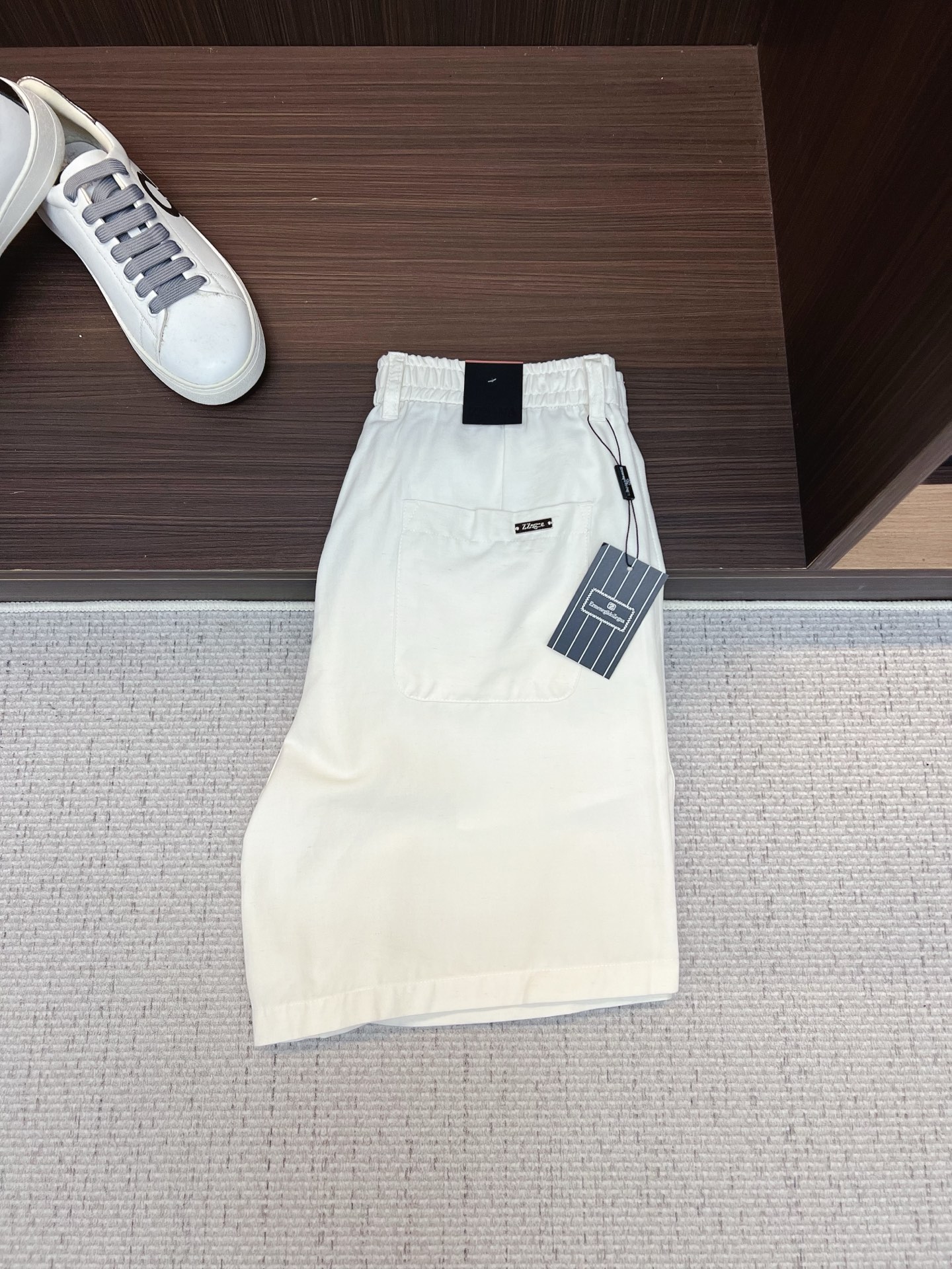 NO:843902,Ermenegildo Zegna 26ss new summer men's casual work shorts, advanced custom-made summer special technical quick-drying breathable fabric, high breathability and comfort, impeccable details, customized development of accessories, what you see is what you get, reflecting high quality. It feels delicate and soft!  Three-dimensional cutting, simple and fashionable, and the upper body shape is awesome!  Size M-4XL,,zegna,shorts,19860909杰尼亚 26ss夏季新款男士休闲工装短裤 高级定制夏季专用科技速干透气面料 透气舒适度高,细节无可挑剔,辅料定制开发,所见即所得,体现高品质.手感细腻柔软！立体裁剪,简单时尚,上身版型超赞！码数M-4XL,,zegna,shorts,,Men's clothing