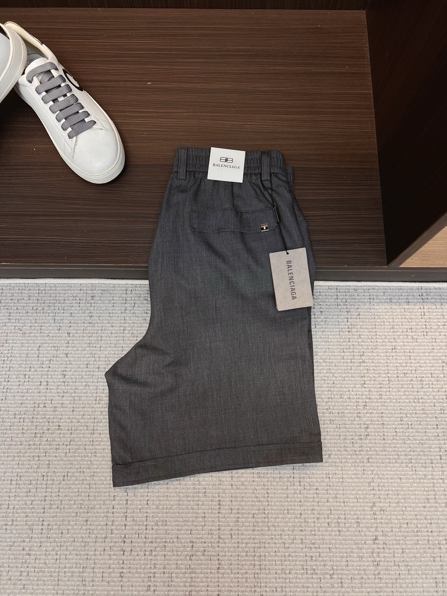NO:843897,Balenciaga 26ss new summer men's casual work shorts, advanced custom-made summer-specific technical quick-drying breathable fabric, with high breathability and comfort, impeccable details, customized development of accessories, what you see is what you get, reflecting high quality. It feels delicate and soft!  Three-dimensional cutting, simple and fashionable, and the upper body shape is awesome!  Size M-4XL,,balenciaga,shorts,19860909巴黎世家 26ss夏季新款男士休闲工装短裤 高级定制夏季专用科技速干透气面料 透气舒适度高,细节无可挑剔,辅料定制开发,所见即所得,体现高品质.手感细腻柔软！立体裁剪,简单时尚,上身版型超赞！码数M-4XL,,balenciaga,shorts,,Men's clothing