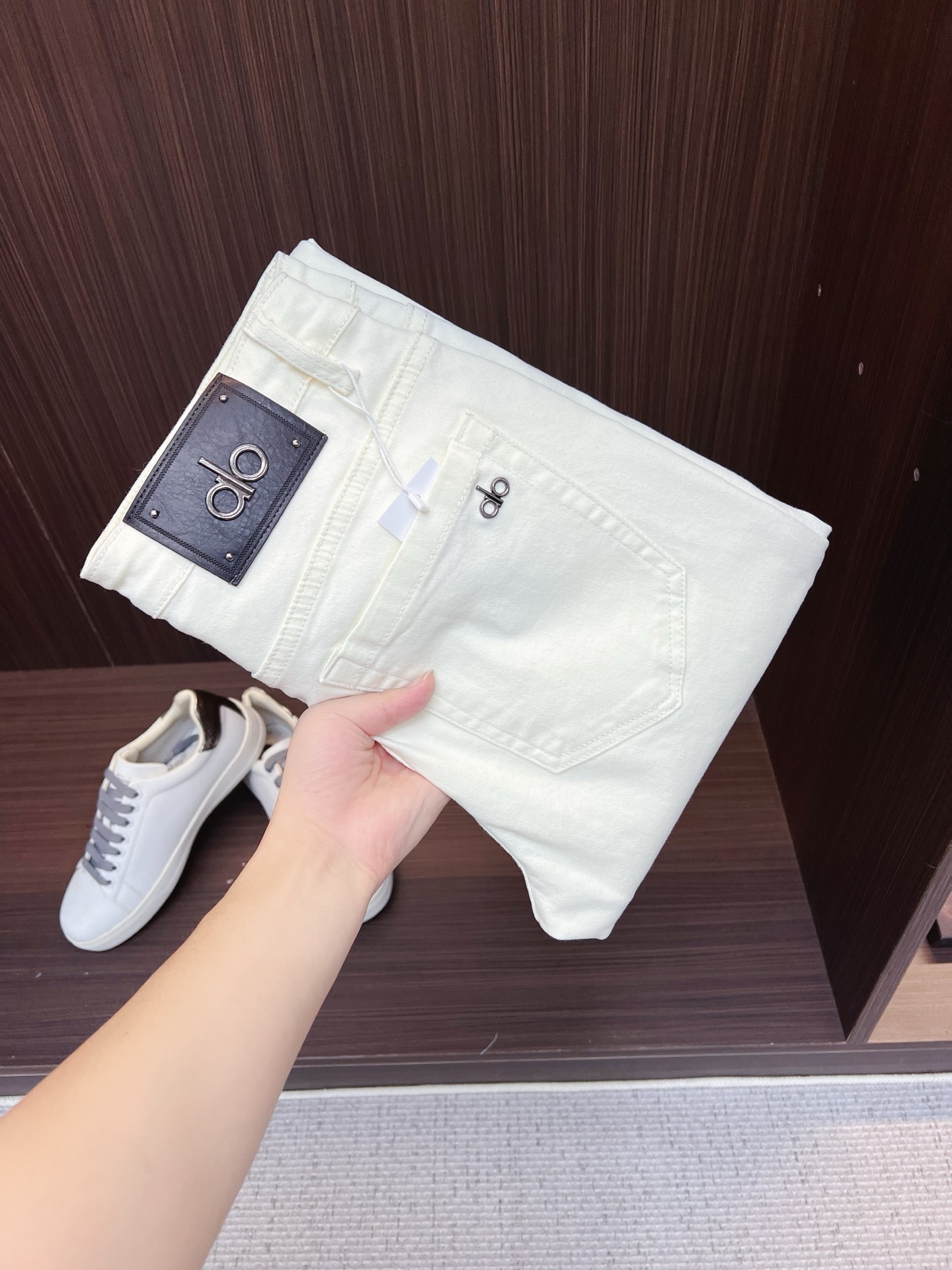 NO:947010,ALO men's denim jeans, official album and poster wear style!  High-end imported denim raw color fabrics are supplied to customers, and the pure 13oz denim fabrics from Okayama, Japan are specially selected. Heavy environmentally friendly plant enzyme washing process is used. The texture has a light retro color, which is quite beautiful, and is very suitable for the autumn and winter colors. The fabric is soft and delicate after washing, but has strong bones and a slight elasticity, providing an excellent comfortable experience. There is no damage from any technological elements throughout the body, retaining the purest tannin color!  The details throughout the body are perfect, exquisite and sophisticated. The latest leather label on the waist highlights the brand's characteristics. The hardware accessories, leather label and wiring all reflect the craftsmanship!  The silhouette is perfectly tailored and has excellent butt lift and slimming effect. It can be easily matched with any top in the wardrobe. It has wide compatibility and is suitable for various daily wear. The upper body is full of style. It is a must-have trousers for those who are obsessed with quality control and 1V!  Size 29-38 (not 35.37),,jeans,19860909ALO 男士丹宁牛仔裤,官宣画册海报穿搭款！ 客供高级进口的丹宁原色面料,特选日本冈山纯正13oz 盎司牛仔布料,重磅环保植物酵素水洗工艺,肌理有着淡淡的复古色彩,相当漂亮,极符合秋冬的配色,面料经过水洗后柔软细腻,但筋骨感极强,且略带弹力,提供了绝佳的舒适体验,通身无任何工艺元素破坏,保留了最纯粹的丹宁本色！通身细节完美如斯,精湛且考究,最新的腰部皮标彰显了品牌特质,五金配件、皮标、走线无不体现出匠心工艺！版型剪裁完美,提臀修身效果绝佳,可轻松横扫衣橱任何的上装搭配,兼容性广泛,满足于日常各种穿搭,上身型款十足,于品质控及1V迷控者必入型裤装！ 尺码29—38（没35.37）,,jeans,,Men's clothing