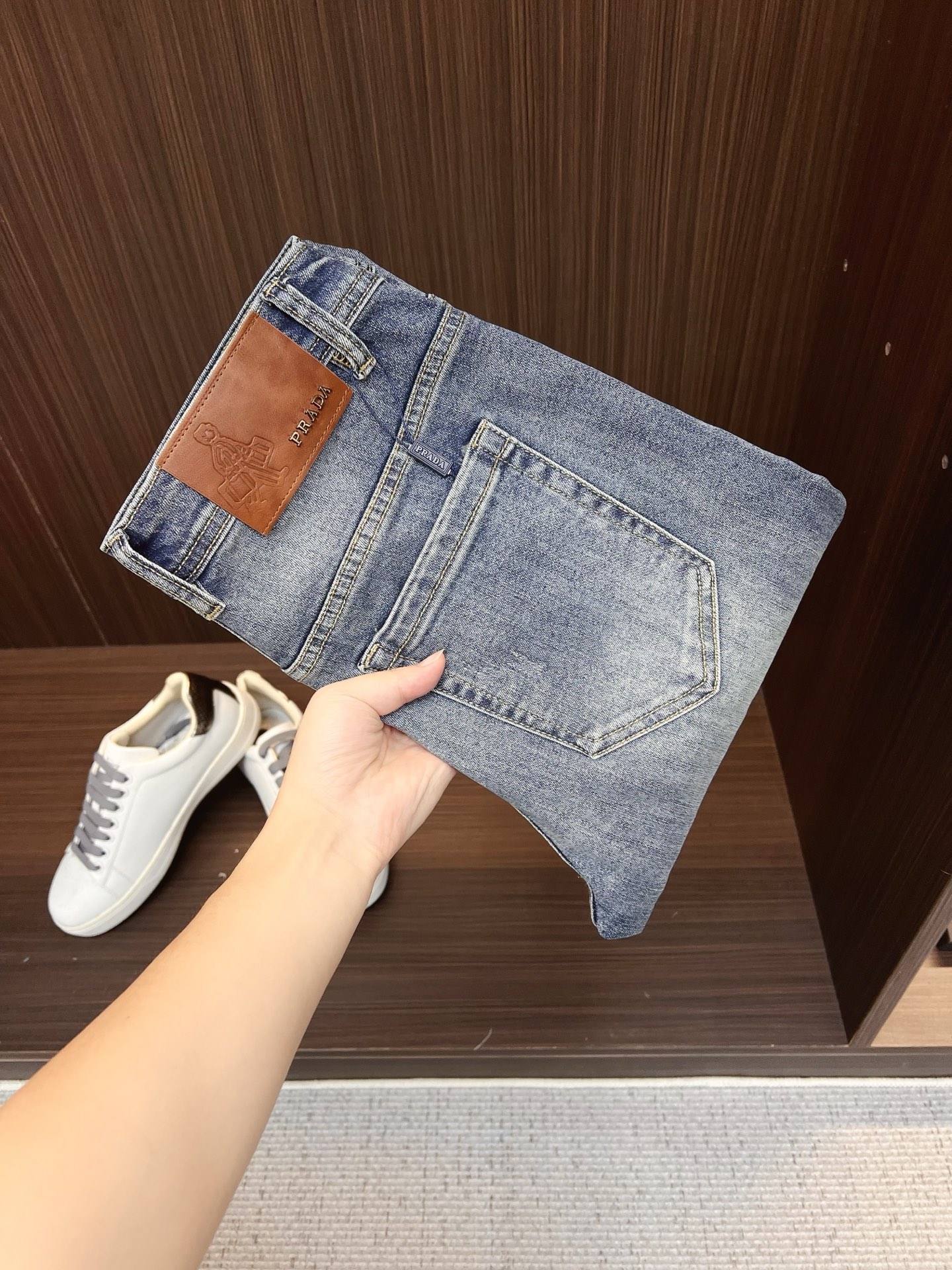 NO:849656,PRADA Men's denim jeans, official album and poster outfit!  High-grade imported denim raw color fabrics are supplied to customers, and the pure 13oz denim fabrics from Okayama, Japan are specially selected. Heavy-duty environmentally friendly plant enzyme washing process is used. The texture has a light retro color, which is quite beautiful and is very suitable for autumn and winter color matching. The fabric is soft and delicate after washing, but has strong bones and a slight stretch, providing an excellent comfortable experience. There is no damage from any technological elements throughout the body, retaining the purest tannin color!  The details throughout the body are perfect, exquisite and sophisticated. The latest leather label on the waist highlights the brand's characteristics. The hardware accessories, leather label and wiring all reflect the craftsmanship!  The silhouette is perfectly tailored and has excellent butt lift and slimming effect. It can be easily matched with any top in the wardrobe. It has wide compatibility and is suitable for various daily wear. The upper body is full of style. It is a must-have trousers for those who are obsessed with quality control and 1V!  Size 29-38 (not 35.37),, prada, prada, jeans,19860909PRADA 普拉达 男士丹宁牛仔裤,官宣画册海报穿搭款！ 客供高级进口的丹宁原色面料,特选日本冈山纯正13oz 盎司牛仔布料,重磅环保植物酵素水洗工艺,肌理有着淡淡的复古色彩,相当漂亮,极符合秋冬的配色,面料经过水洗后柔软细腻,但筋骨感极强,且略带弹力,提供了绝佳的舒适体验,通身无任何工艺元素破坏,保留了最纯粹的丹宁本色！通身细节完美如斯,精湛且考究,最新的腰部皮标彰显了品牌特质,五金配件、皮标、走线无不体现出匠心工艺！版型剪裁完美,提臀修身效果绝佳,可轻松横扫衣橱任何的上装搭配,兼容性广泛,满足于日常各种穿搭,上身型款十足,于品质控及1V迷控者必入型裤装！ 尺码29—38（没35.37）,,prada,prada,jeans,,Men's clothing