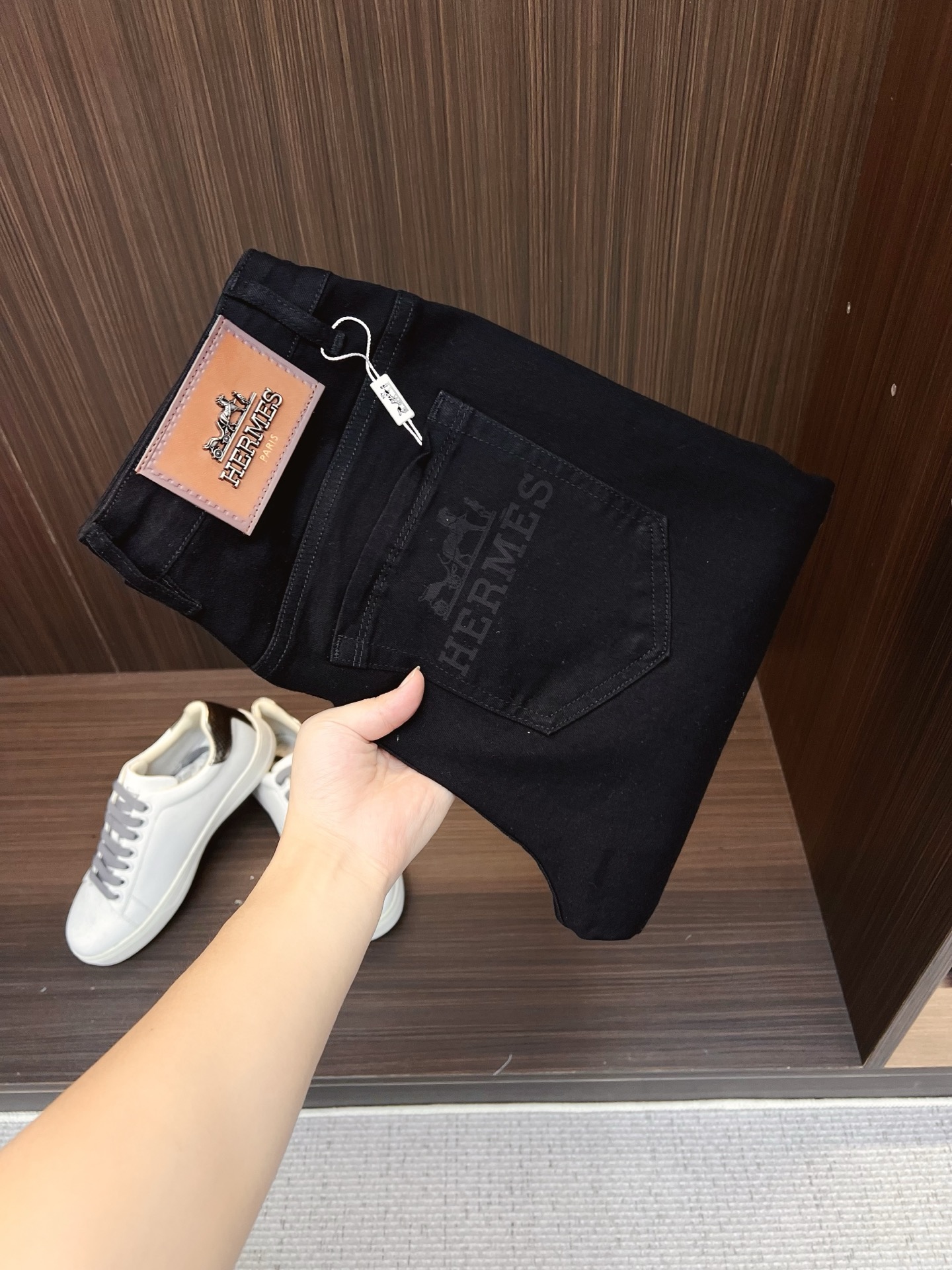 NO:849659,Hermès men's denim jeans, official album and poster outfit style!  High-grade imported denim raw color fabrics are supplied to customers, and the pure 13oz denim fabrics from Okayama, Japan are specially selected. Heavy-duty environmentally friendly plant enzyme washing process is used. The texture has a light retro color, which is quite beautiful and is very suitable for autumn and winter color matching. The fabric is soft and delicate after washing, but has strong bones and a slight stretch, providing an excellent comfortable experience. There is no damage from any technological elements throughout the body, retaining the purest tannin color!  The details throughout the body are perfect, exquisite and sophisticated. The latest leather label on the waist highlights the brand's characteristics. The hardware accessories, leather label and wiring all reflect the craftsmanship!  The silhouette is perfectly tailored and has excellent butt lift and slimming effect. It can be easily matched with any top in the wardrobe. It has wide compatibility and is suitable for various daily wear. The upper body is full of style. It is a must-have trousers for those who are obsessed with quality control and 1V!  Size 29-38 (not 35.37),,hermes,jeans,19860909爱马仕 男士丹宁牛仔裤,官宣画册海报穿搭款！ 客供高级进口的丹宁原色面料,特选日本冈山纯正13oz 盎司牛仔布料,重磅环保植物酵素水洗工艺,肌理有着淡淡的复古色彩,相当漂亮,极符合秋冬的配色,面料经过水洗后柔软细腻,但筋骨感极强,且略带弹力,提供了绝佳的舒适体验,通身无任何工艺元素破坏,保留了最纯粹的丹宁本色！通身细节完美如斯,精湛且考究,最新的腰部皮标彰显了品牌特质,五金配件、皮标、走线无不体现出匠心工艺！版型剪裁完美,提臀修身效果绝佳,可轻松横扫衣橱任何的上装搭配,兼容性广泛,满足于日常各种穿搭,上身型款十足,于品质控及1V迷控者必入型裤装！ 尺码29—38（没35.37）,,hermes,jeans,,Men's clothing