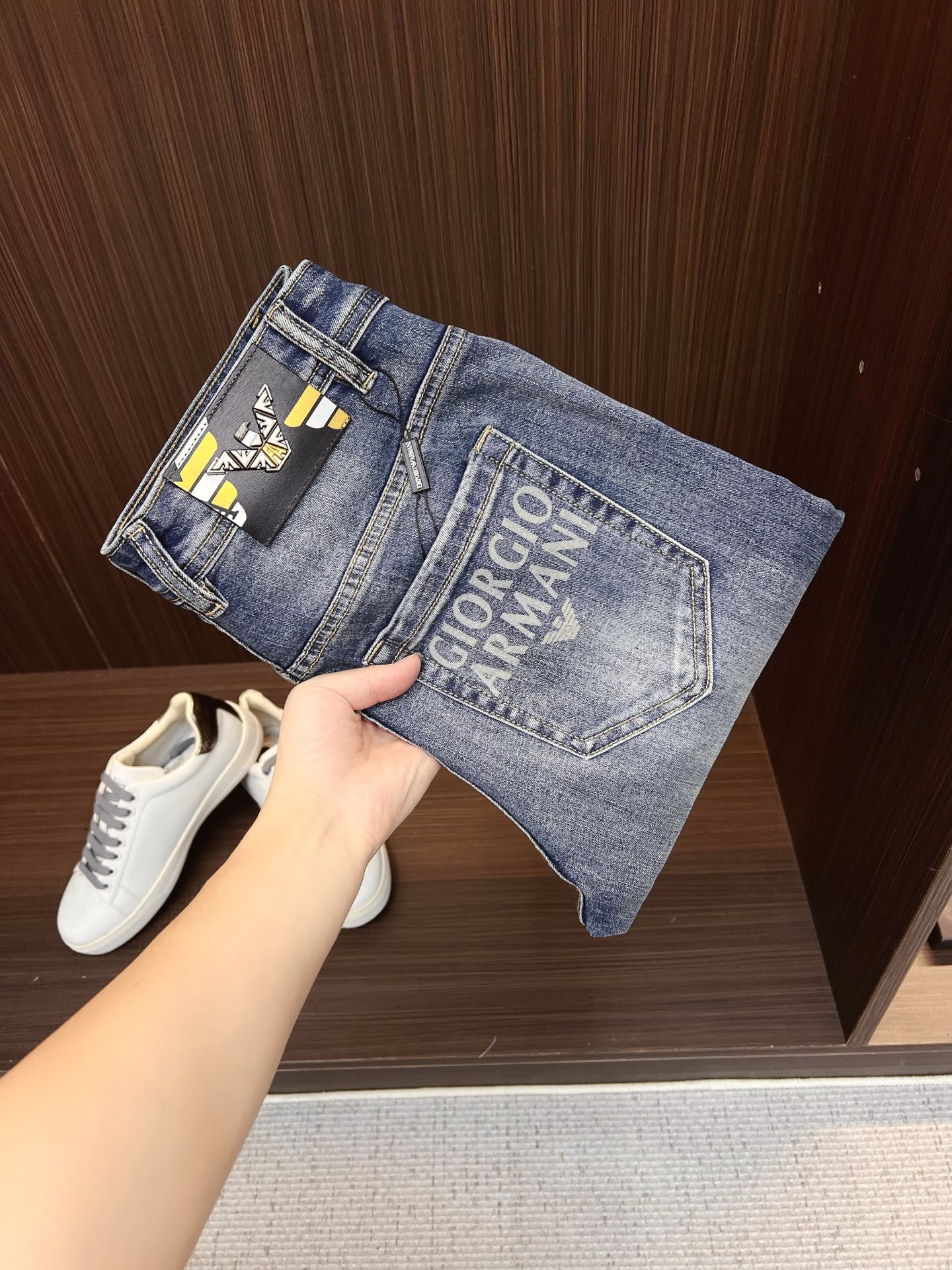 NO:849664,Armani Armani men's denim jeans, official album and poster wear style!  High-grade imported denim raw color fabrics are supplied to customers, and the pure 13oz denim fabrics from Okayama, Japan are specially selected. Heavy-duty environmentally friendly plant enzyme washing process is used. The texture has a light retro color, which is quite beautiful and is very suitable for autumn and winter color matching. The fabric is soft and delicate after washing, but has strong bones and a slight stretch, providing an excellent comfortable experience. There is no damage from any technological elements throughout the body, retaining the purest tannin color!  The details throughout the body are perfect, exquisite and sophisticated. The latest leather label on the waist highlights the brand's characteristics. The hardware accessories, leather label and wiring all reflect the craftsmanship!  The silhouette is perfectly tailored and has excellent butt lift and slimming effect. It can be easily matched with any top in the wardrobe. It has wide compatibility and is suitable for various daily wear. The upper body is full of style. It is a must-have trousers for those who are obsessed with quality control and 1V!  Size 29-38 (not 35.37),,armani,armani,jeans,19860909Armani 阿玛尼 男士丹宁牛仔裤,官宣画册海报穿搭款！ 客供高级进口的丹宁原色面料,特选日本冈山纯正13oz 盎司牛仔布料,重磅环保植物酵素水洗工艺,肌理有着淡淡的复古色彩,相当漂亮,极符合秋冬的配色,面料经过水洗后柔软细腻,但筋骨感极强,且略带弹力,提供了绝佳的舒适体验,通身无任何工艺元素破坏,保留了最纯粹的丹宁本色！通身细节完美如斯,精湛且考究,最新的腰部皮标彰显了品牌特质,五金配件、皮标、走线无不体现出匠心工艺！版型剪裁完美,提臀修身效果绝佳,可轻松横扫衣橱任何的上装搭配,兼容性广泛,满足于日常各种穿搭,上身型款十足,于品质控及1V迷控者必入型裤装！ 尺码29—38（没35.37）,,armani,armani,jeans,,Men's clothing