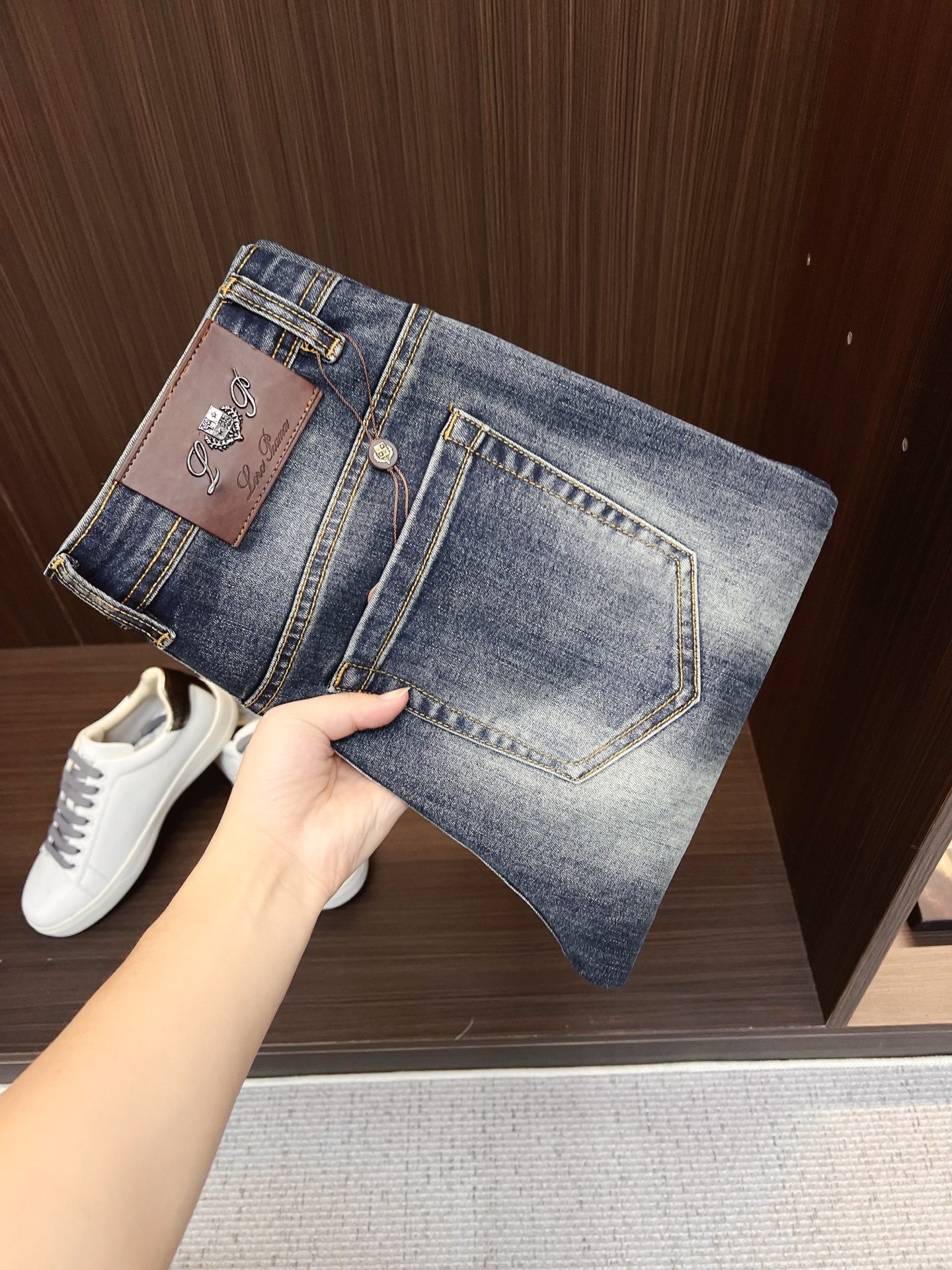 NO:849667,LP men's denim jeans, official album and poster outfit!  High-grade imported denim raw color fabrics are supplied to customers, and the pure 13oz denim fabrics from Okayama, Japan are specially selected. Heavy-duty environmentally friendly plant enzyme washing process is used. The texture has a light retro color, which is quite beautiful and is very suitable for autumn and winter color matching. The fabric is soft and delicate after washing, but has strong bones and a slight stretch, providing an excellent comfortable experience. There is no damage from any technological elements throughout the body, retaining the purest tannin color!  The details throughout the body are perfect, exquisite and sophisticated. The latest leather label on the waist highlights the brand's characteristics. The hardware accessories, leather label and wiring all reflect the craftsmanship!  The silhouette is perfectly tailored and has excellent butt lift and slimming effect. It can be easily matched with any top in the wardrobe. It has wide compatibility and is suitable for various daily wear. The upper body is full of style. It is a must-have trousers for those who are obsessed with quality control and 1V!  Size 29-38 (not 35.37),,loro piana,jeans,19860909LP 男士丹宁牛仔裤,官宣画册海报穿搭款！ 客供高级进口的丹宁原色面料,特选日本冈山纯正13oz 盎司牛仔布料,重磅环保植物酵素水洗工艺,肌理有着淡淡的复古色彩,相当漂亮,极符合秋冬的配色,面料经过水洗后柔软细腻,但筋骨感极强,且略带弹力,提供了绝佳的舒适体验,通身无任何工艺元素破坏,保留了最纯粹的丹宁本色！通身细节完美如斯,精湛且考究,最新的腰部皮标彰显了品牌特质,五金配件、皮标、走线无不体现出匠心工艺！版型剪裁完美,提臀修身效果绝佳,可轻松横扫衣橱任何的上装搭配,兼容性广泛,满足于日常各种穿搭,上身型款十足,于品质控及1V迷控者必入型裤装！ 尺码29—38（没35.37）,,loro piana,jeans,,Men's clothing