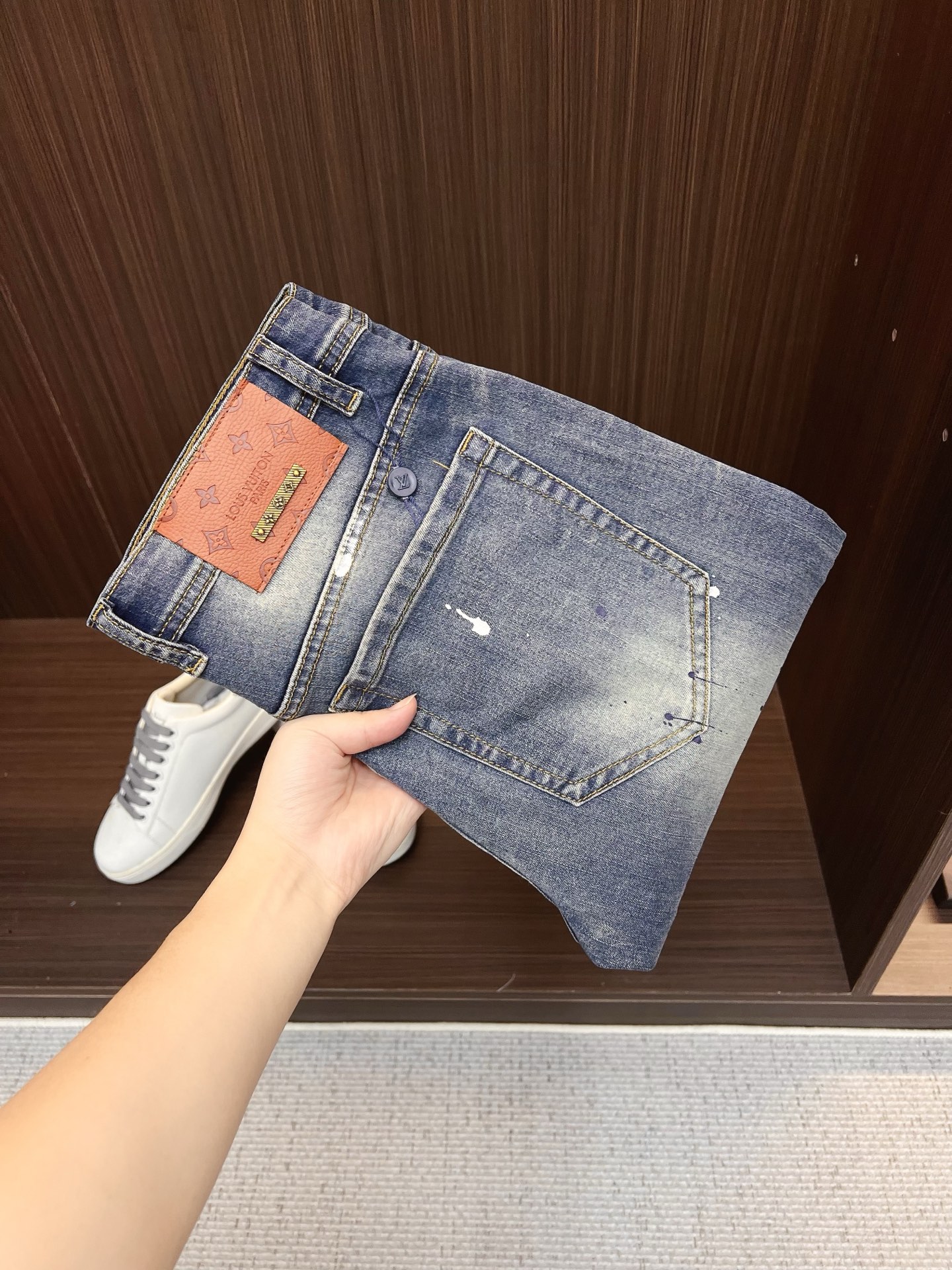 NO:849670,LV men's denim jeans, official album and poster outfit style!  High-grade imported denim raw color fabrics are supplied to customers, and the pure 13oz denim fabrics from Okayama, Japan are specially selected. Heavy-duty environmentally friendly plant enzyme washing process is used. The texture has a light retro color, which is quite beautiful and is very suitable for autumn and winter color matching. The fabric is soft and delicate after washing, but has strong bones and a slight stretch, providing an excellent comfortable experience. There is no damage from any technological elements throughout the body, retaining the purest tannin color!  The details throughout the body are perfect, exquisite and sophisticated. The latest leather label on the waist highlights the brand's characteristics. The hardware accessories, leather label and wiring all reflect the craftsmanship!  The silhouette is perfectly tailored and has excellent butt lift and slimming effect. It can be easily matched with any top in the wardrobe. It has wide compatibility and is suitable for various daily wear. The upper body is full of style. It is a must-have trousers for those who are obsessed with quality control and 1V!  Size 29-38 (not 35.37),,louis vuitton,jeans,19860909LV 男士丹宁牛仔裤,官宣画册海报穿搭款！ 客供高级进口的丹宁原色面料,特选日本冈山纯正13oz 盎司牛仔布料,重磅环保植物酵素水洗工艺,肌理有着淡淡的复古色彩,相当漂亮,极符合秋冬的配色,面料经过水洗后柔软细腻,但筋骨感极强,且略带弹力,提供了绝佳的舒适体验,通身无任何工艺元素破坏,保留了最纯粹的丹宁本色！通身细节完美如斯,精湛且考究,最新的腰部皮标彰显了品牌特质,五金配件、皮标、走线无不体现出匠心工艺！版型剪裁完美,提臀修身效果绝佳,可轻松横扫衣橱任何的上装搭配,兼容性广泛,满足于日常各种穿搭,上身型款十足,于品质控及1V迷控者必入型裤装！ 尺码29—38（没35.37）,,louis vuitton,jeans,,Men's clothing