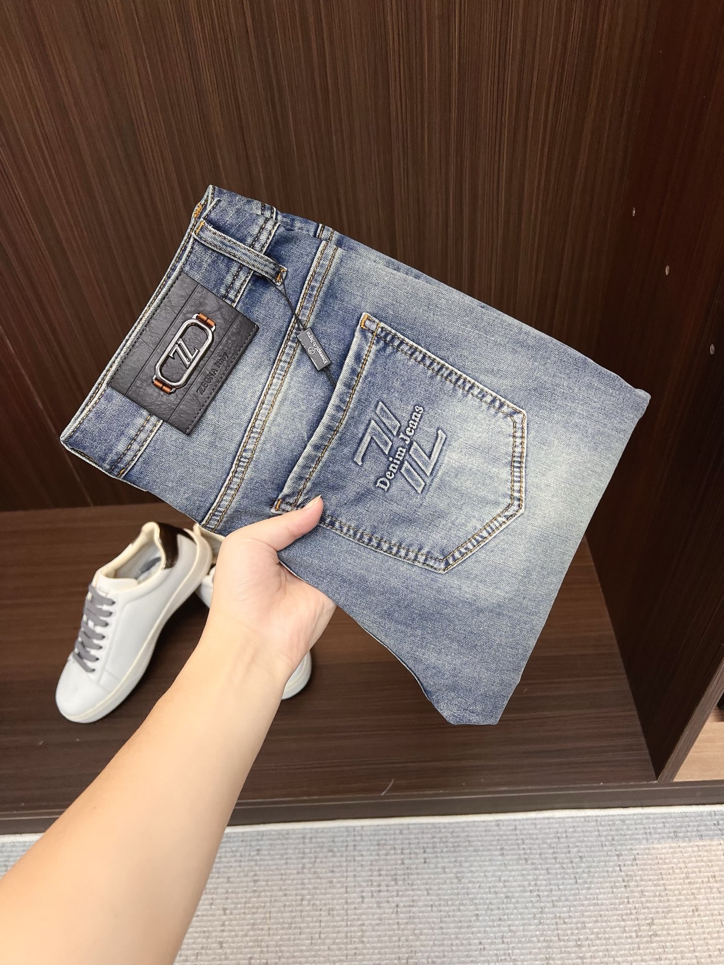 NO:849673,Ermenegildo Zegna men's denim jeans, official album and poster wear style!  High-grade imported denim raw color fabrics are supplied to customers, and the pure 13oz denim fabrics from Okayama, Japan are specially selected. Heavy-duty environmentally friendly plant enzyme washing process is used. The texture has a light retro color, which is quite beautiful and is very suitable for autumn and winter color matching. The fabric is soft and delicate after washing, but has strong bones and a slight stretch, providing an excellent comfortable experience. There is no damage from any technological elements throughout the body, retaining the purest tannin color!  The details throughout the body are perfect, exquisite and sophisticated. The latest leather label on the waist highlights the brand's characteristics. The hardware accessories, leather label and wiring all reflect the craftsmanship!  The silhouette is perfectly tailored and has excellent butt lift and slimming effect. It can be easily matched with any top in the wardrobe. It has wide compatibility and is suitable for various daily wear. The upper body is full of style. It is a must-have trousers for those who are obsessed with quality control and 1V!  Sizes 29-38 (not 35.37),,zegna,jeans,19860909杰尼亚 男士丹宁牛仔裤,官宣画册海报穿搭款！ 客供高级进口的丹宁原色面料,特选日本冈山纯正13oz 盎司牛仔布料,重磅环保植物酵素水洗工艺,肌理有着淡淡的复古色彩,相当漂亮,极符合秋冬的配色,面料经过水洗后柔软细腻,但筋骨感极强,且略带弹力,提供了绝佳的舒适体验,通身无任何工艺元素破坏,保留了最纯粹的丹宁本色！通身细节完美如斯,精湛且考究,最新的腰部皮标彰显了品牌特质,五金配件、皮标、走线无不体现出匠心工艺！版型剪裁完美,提臀修身效果绝佳,可轻松横扫衣橱任何的上装搭配,兼容性广泛,满足于日常各种穿搭,上身型款十足,于品质控及1V迷控者必入型裤装！ 尺码29—38（没35.37）,,zegna,jeans,,Men's clothing