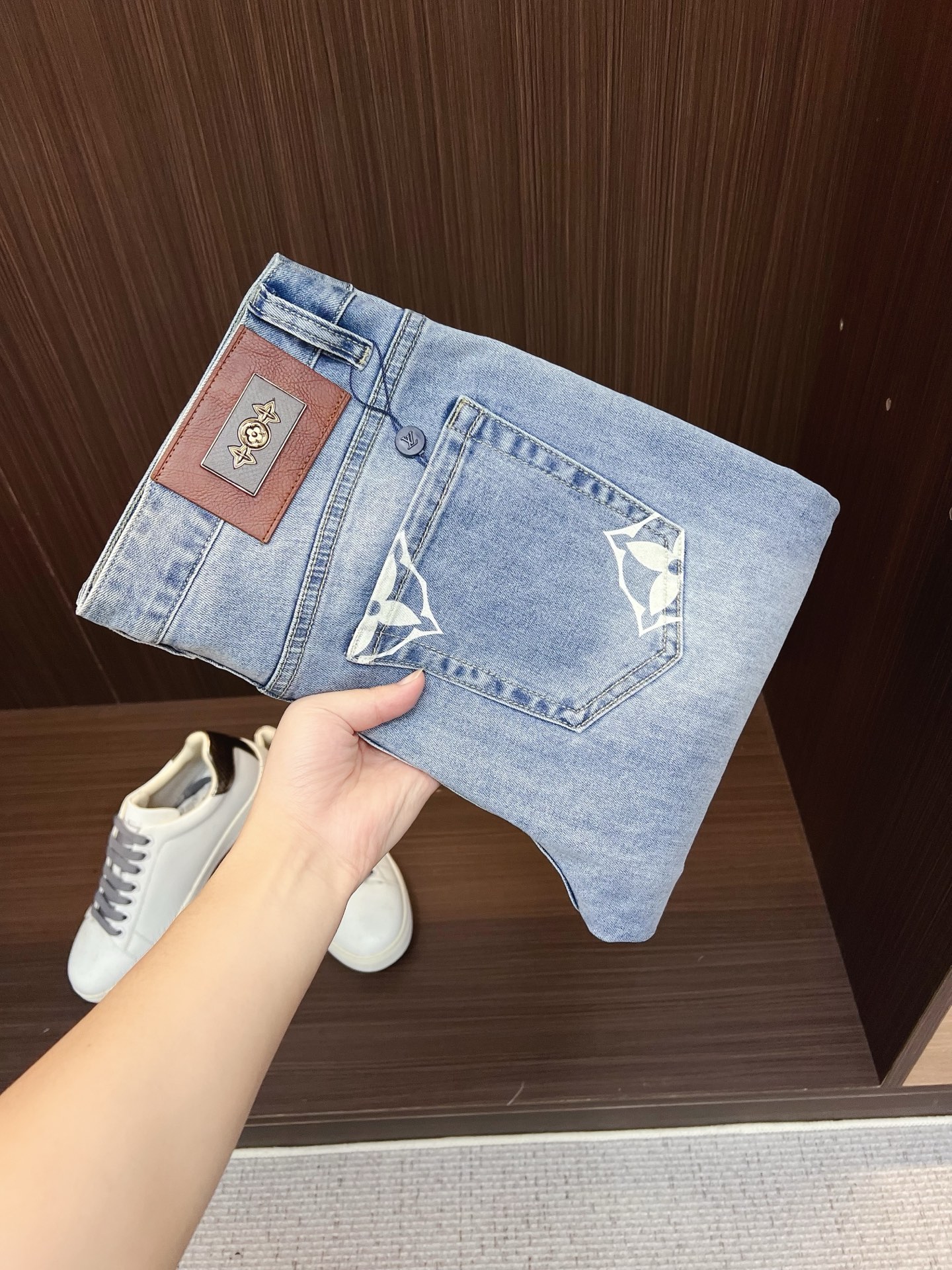 NO:849651,LV men's denim jeans, official album and poster outfit style!  High-grade imported denim raw color fabrics are supplied to customers, and the pure 13oz denim fabrics from Okayama, Japan are specially selected. Heavy-duty environmentally friendly plant enzyme washing process is used. The texture has a light retro color, which is quite beautiful and is very suitable for autumn and winter color matching. The fabric is soft and delicate after washing, but has strong bones and a slight stretch, providing an excellent comfortable experience. There is no damage from any technological elements throughout the body, retaining the purest tannin color!  The details throughout the body are perfect, exquisite and sophisticated. The latest leather label on the waist highlights the brand's characteristics. The hardware accessories, leather label and wiring all reflect the craftsmanship!  The silhouette is perfectly tailored and has excellent butt lift and slimming effect. It can be easily matched with any top in the wardrobe. It has wide compatibility and is suitable for various daily wear. The upper body is full of style. It is a must-have trousers for those who are obsessed with quality control and 1V!  Size 29-38 (not 35.37),,louis vuitton,jeans,19860909LV 男士丹宁牛仔裤,官宣画册海报穿搭款！ 客供高级进口的丹宁原色面料,特选日本冈山纯正13oz 盎司牛仔布料,重磅环保植物酵素水洗工艺,肌理有着淡淡的复古色彩,相当漂亮,极符合秋冬的配色,面料经过水洗后柔软细腻,但筋骨感极强,且略带弹力,提供了绝佳的舒适体验,通身无任何工艺元素破坏,保留了最纯粹的丹宁本色！通身细节完美如斯,精湛且考究,最新的腰部皮标彰显了品牌特质,五金配件、皮标、走线无不体现出匠心工艺！版型剪裁完美,提臀修身效果绝佳,可轻松横扫衣橱任何的上装搭配,兼容性广泛,满足于日常各种穿搭,上身型款十足,于品质控及1V迷控者必入型裤装！ 尺码29—38（没35.37）,,louis vuitton,jeans,,Men's clothing
