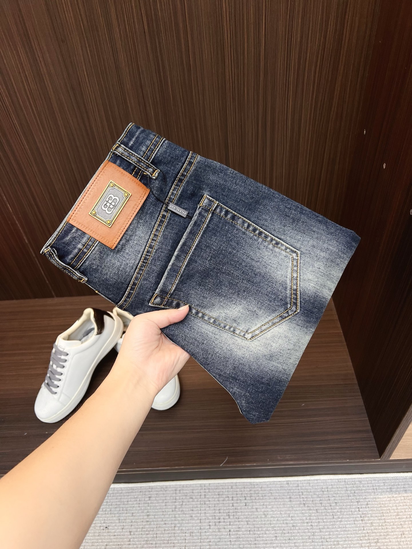 NO:849654,Balenciaga men's denim jeans, official album and poster outfit style!  High-grade imported denim raw color fabrics are supplied to customers, and the pure 13oz denim fabrics from Okayama, Japan are specially selected. Heavy-duty environmentally friendly plant enzyme washing process is used. The texture has a light retro color, which is quite beautiful and is very suitable for autumn and winter color matching. The fabric is soft and delicate after washing, but has strong bones and a slight stretch, providing an excellent comfortable experience. There is no damage from any technological elements throughout the body, retaining the purest tannin color!  The details throughout the body are perfect, exquisite and sophisticated. The latest leather label on the waist highlights the brand's characteristics. The hardware accessories, leather label and wiring all reflect the craftsmanship!  The silhouette is perfectly tailored and has excellent butt lift and slimming effect. It can be easily matched with any top in the wardrobe. It has wide compatibility and is suitable for various daily wear. The upper body is full of style. It is a must-have trousers for those who are obsessed with quality control and 1V!  Size 29-38 (not 35.37),,balenciaga,jeans,19860909巴黎世家 男士丹宁牛仔裤,官宣画册海报穿搭款！ 客供高级进口的丹宁原色面料,特选日本冈山纯正13oz 盎司牛仔布料,重磅环保植物酵素水洗工艺,肌理有着淡淡的复古色彩,相当漂亮,极符合秋冬的配色,面料经过水洗后柔软细腻,但筋骨感极强,且略带弹力,提供了绝佳的舒适体验,通身无任何工艺元素破坏,保留了最纯粹的丹宁本色！通身细节完美如斯,精湛且考究,最新的腰部皮标彰显了品牌特质,五金配件、皮标、走线无不体现出匠心工艺！版型剪裁完美,提臀修身效果绝佳,可轻松横扫衣橱任何的上装搭配,兼容性广泛,满足于日常各种穿搭,上身型款十足,于品质控及1V迷控者必入型裤装！ 尺码29—38（没35.37）,,balenciaga,jeans,,Men's clothing