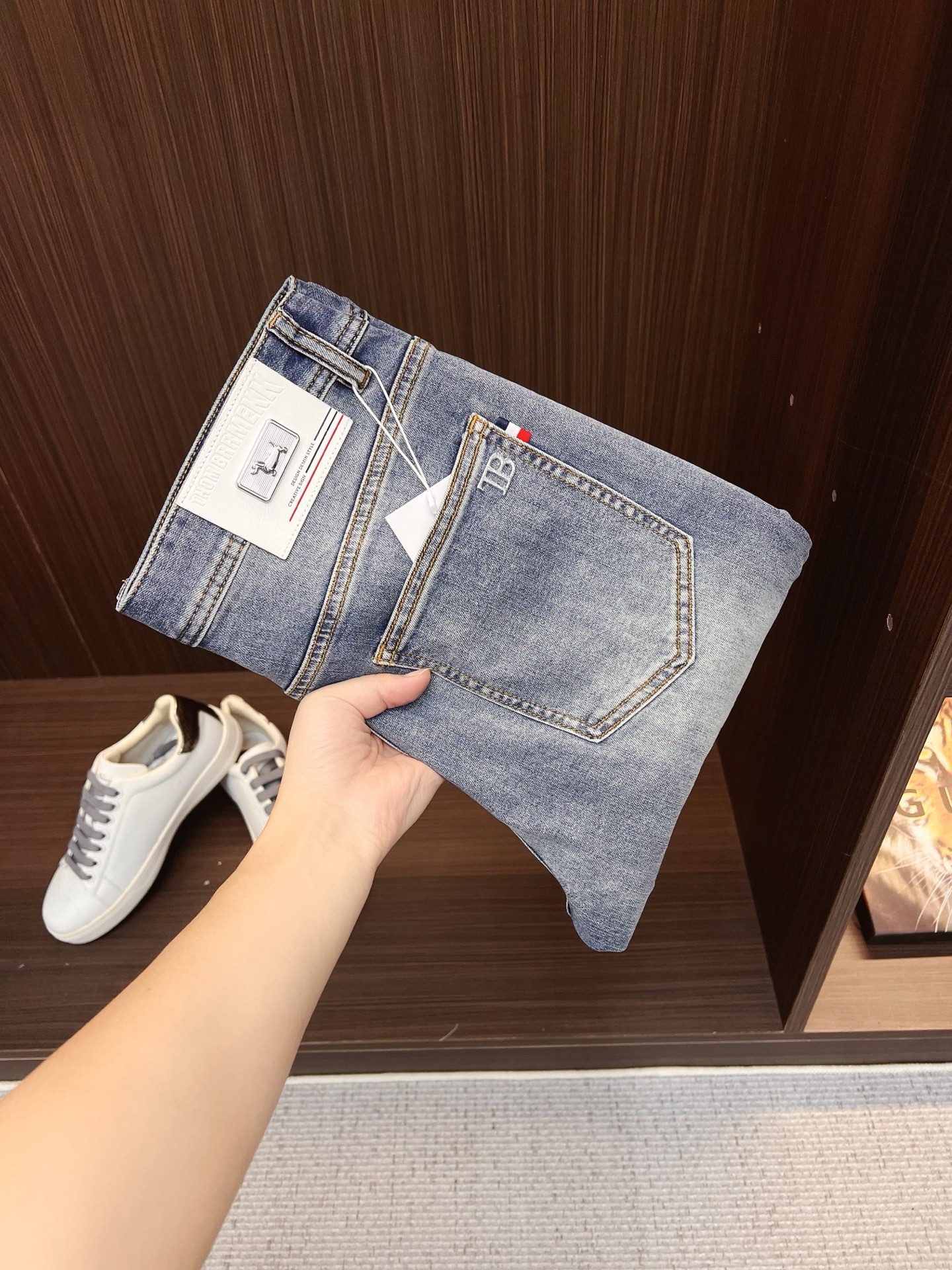 NO:849657,TB men's denim jeans, official album and poster outfit!  High-grade imported denim raw color fabrics are supplied to customers, and the pure 13oz denim fabrics from Okayama, Japan are specially selected. Heavy-duty environmentally friendly plant enzyme washing process is used. The texture has a light retro color, which is quite beautiful and is very suitable for autumn and winter color matching. The fabric is soft and delicate after washing, but has strong bones and a slight stretch, providing an excellent comfortable experience. There is no damage from any technological elements throughout the body, retaining the purest tannin color!  The details throughout the body are perfect, exquisite and sophisticated. The latest leather label on the waist highlights the brand's characteristics. The hardware accessories, leather label and wiring all reflect the craftsmanship!  The silhouette is perfectly tailored and has excellent butt lift and slimming effect. It can be easily matched with any top in the wardrobe. It has wide compatibility and is suitable for various daily wear. The upper body is full of style. It is a must-have trousers for those who are obsessed with quality control and 1V!  Size 29-38 (not 35.37),,jeans,19860909TB 男士丹宁牛仔裤,官宣画册海报穿搭款！ 客供高级进口的丹宁原色面料,特选日本冈山纯正13oz 盎司牛仔布料,重磅环保植物酵素水洗工艺,肌理有着淡淡的复古色彩,相当漂亮,极符合秋冬的配色,面料经过水洗后柔软细腻,但筋骨感极强,且略带弹力,提供了绝佳的舒适体验,通身无任何工艺元素破坏,保留了最纯粹的丹宁本色！通身细节完美如斯,精湛且考究,最新的腰部皮标彰显了品牌特质,五金配件、皮标、走线无不体现出匠心工艺！版型剪裁完美,提臀修身效果绝佳,可轻松横扫衣橱任何的上装搭配,兼容性广泛,满足于日常各种穿搭,上身型款十足,于品质控及1V迷控者必入型裤装！ 尺码29—38（没35.37）,,jeans,,Men's clothing