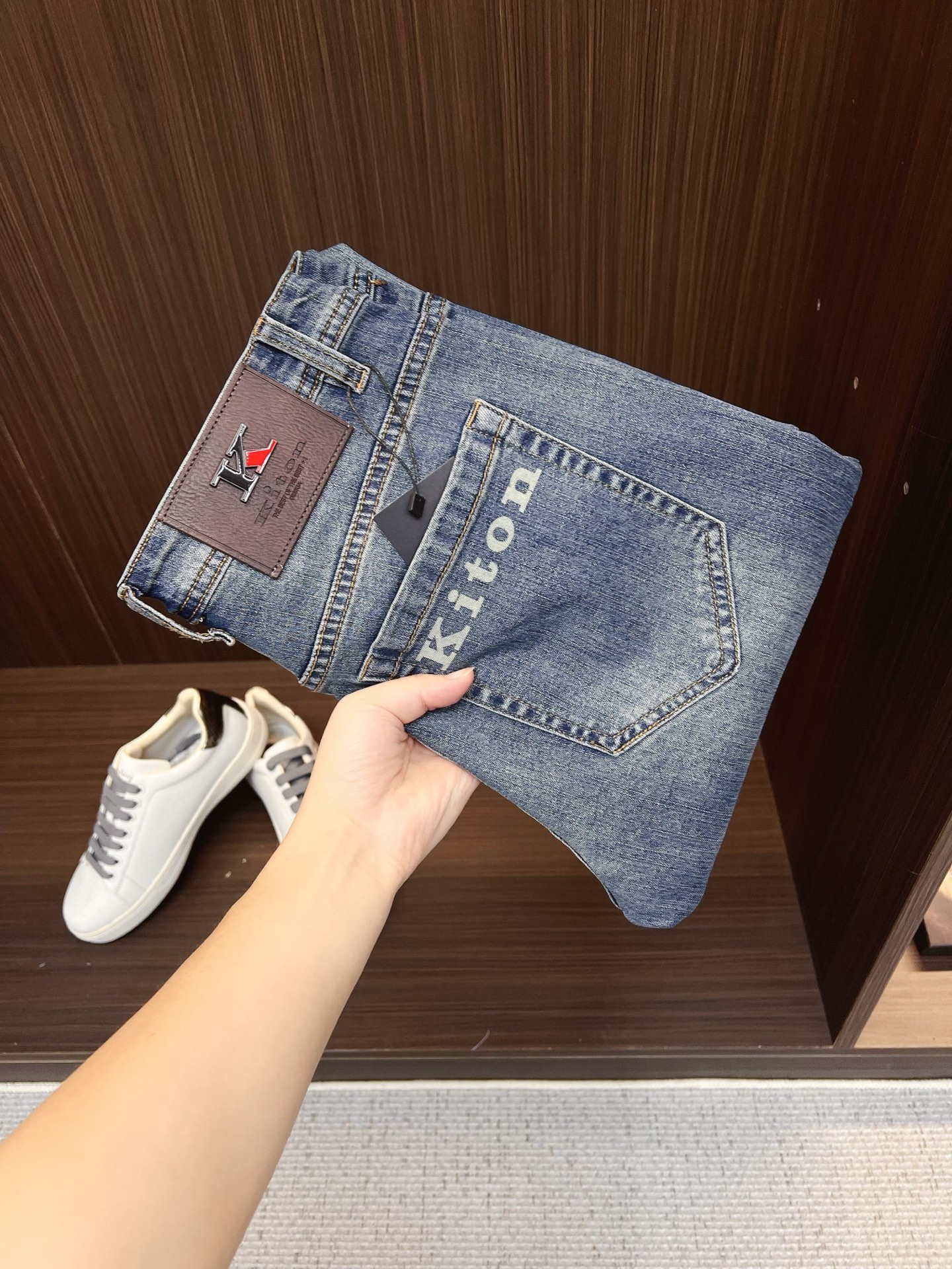 NO:849660,Kiton men's denim jeans, official album and poster wear style!  High-grade imported denim raw color fabrics are supplied to customers, and the pure 13oz denim fabrics from Okayama, Japan are specially selected. Heavy-duty environmentally friendly plant enzyme washing process is used. The texture has a light retro color, which is quite beautiful and is very suitable for autumn and winter color matching. The fabric is soft and delicate after washing, but has strong bones and a slight stretch, providing an excellent comfortable experience. There is no damage from any technological elements throughout the body, retaining the purest tannin color!  The details throughout the body are perfect, exquisite and sophisticated. The latest leather label on the waist highlights the brand's characteristics. The hardware accessories, leather label and wiring all reflect the craftsmanship!  The silhouette is perfectly tailored and has excellent butt lift and slimming effect. It can be easily matched with any top in the wardrobe. It has wide compatibility and is suitable for various daily wear. The upper body is full of style. It is a must-have trousers for those who are obsessed with quality control and 1V!  Size 29-38 (not 35.37),,jeans,19860909Kiton 男士丹宁牛仔裤,官宣画册海报穿搭款！ 客供高级进口的丹宁原色面料,特选日本冈山纯正13oz 盎司牛仔布料,重磅环保植物酵素水洗工艺,肌理有着淡淡的复古色彩,相当漂亮,极符合秋冬的配色,面料经过水洗后柔软细腻,但筋骨感极强,且略带弹力,提供了绝佳的舒适体验,通身无任何工艺元素破坏,保留了最纯粹的丹宁本色！通身细节完美如斯,精湛且考究,最新的腰部皮标彰显了品牌特质,五金配件、皮标、走线无不体现出匠心工艺！版型剪裁完美,提臀修身效果绝佳,可轻松横扫衣橱任何的上装搭配,兼容性广泛,满足于日常各种穿搭,上身型款十足,于品质控及1V迷控者必入型裤装！ 尺码29—38（没35.37）,,jeans,,Men's clothing