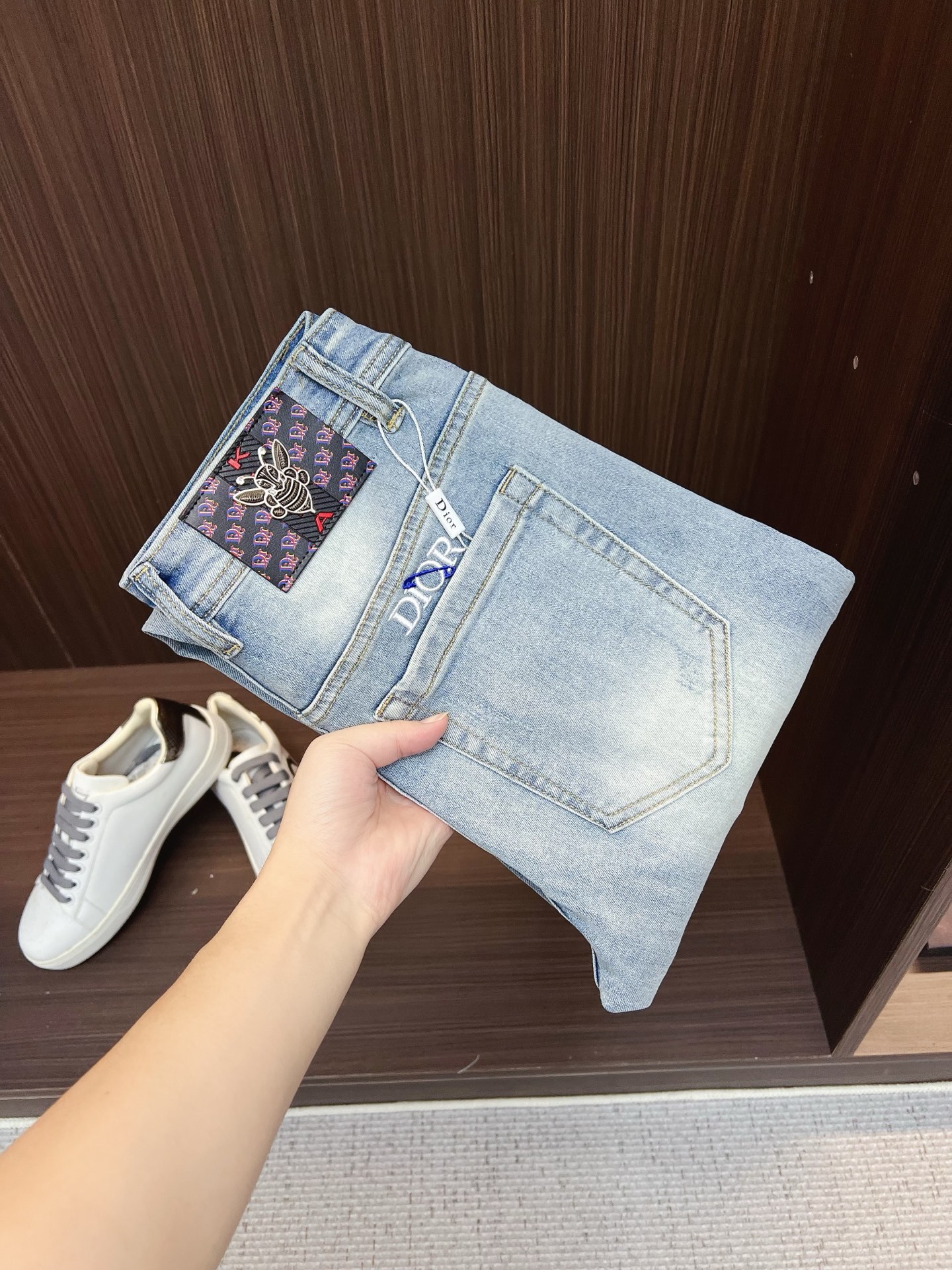 NO:849663,Dior men's denim jeans, official album and poster style!  High-grade imported denim raw color fabrics are supplied to customers, and the pure 13oz denim fabrics from Okayama, Japan are specially selected. Heavy-duty environmentally friendly plant enzyme washing process is used. The texture has a light retro color, which is quite beautiful and is very suitable for autumn and winter color matching. The fabric is soft and delicate after washing, but has strong bones and a slight stretch, providing an excellent comfortable experience. There is no damage from any technological elements throughout the body, retaining the purest tannin color!  The details throughout the body are perfect, exquisite and sophisticated. The latest leather label on the waist highlights the brand's characteristics. The hardware accessories, leather label and wiring all reflect the craftsmanship!  The silhouette is perfectly tailored and has excellent butt lift and slimming effect. It can be easily matched with any top in the wardrobe. It has wide compatibility and is suitable for various daily wear. The upper body is full of style. It is a must-have trousers for those who are obsessed with quality control and 1V!  Size 29-38 (not 35.37), dior, dior, jeans,19860909Dior 迪奥 男士丹宁牛仔裤,官宣画册海报穿搭款！ 客供高级进口的丹宁原色面料,特选日本冈山纯正13oz 盎司牛仔布料,重磅环保植物酵素水洗工艺,肌理有着淡淡的复古色彩,相当漂亮,极符合秋冬的配色,面料经过水洗后柔软细腻,但筋骨感极强,且略带弹力,提供了绝佳的舒适体验,通身无任何工艺元素破坏,保留了最纯粹的丹宁本色！通身细节完美如斯,精湛且考究,最新的腰部皮标彰显了品牌特质,五金配件、皮标、走线无不体现出匠心工艺！版型剪裁完美,提臀修身效果绝佳,可轻松横扫衣橱任何的上装搭配,兼容性广泛,满足于日常各种穿搭,上身型款十足,于品质控及1V迷控者必入型裤装！ 尺码29—38（没35.37）,,dior,dior,jeans,,Men's clothing