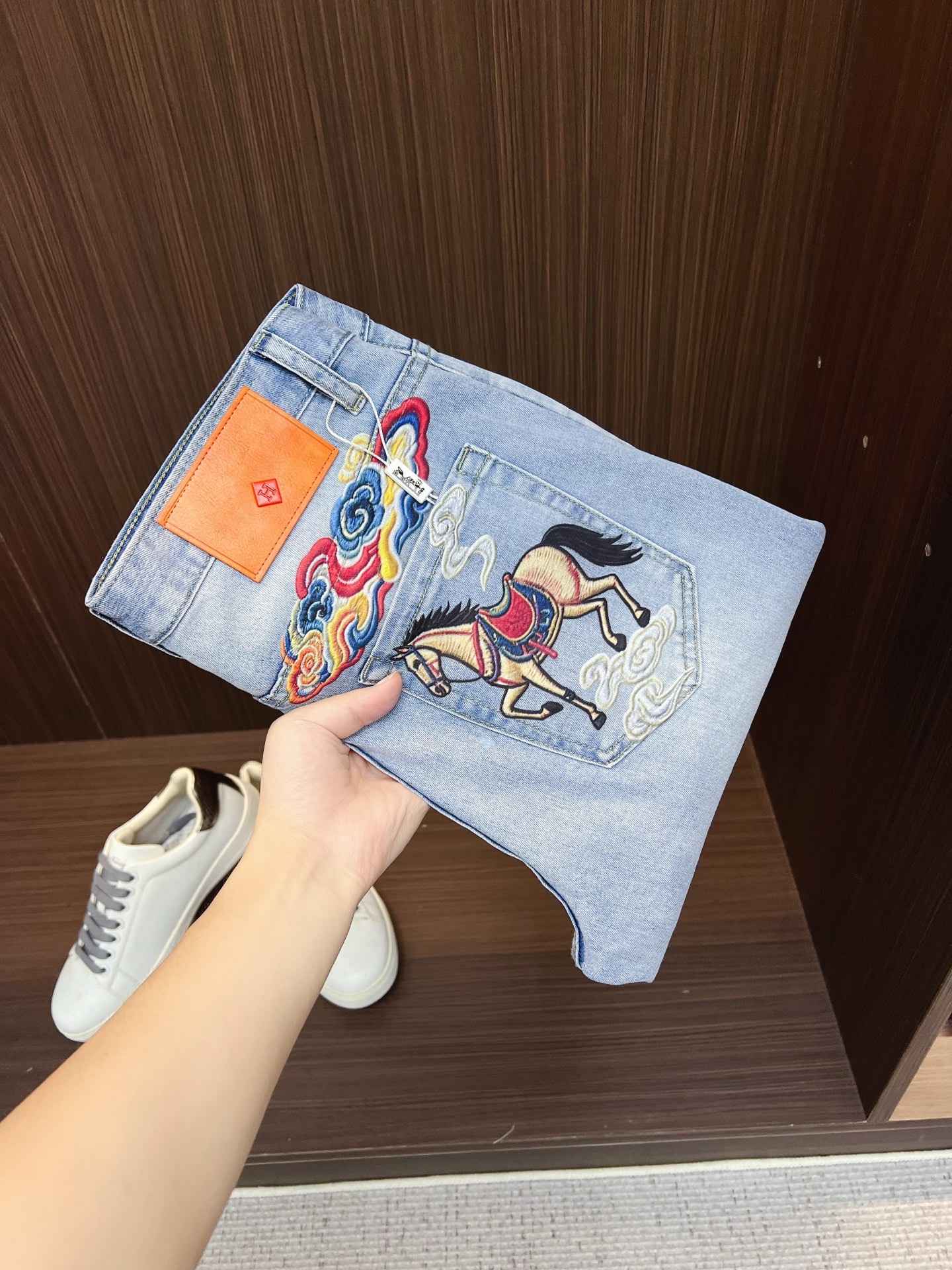 NO:849669,Hermès men's denim jeans, official album and poster outfit style!  High-grade imported denim raw color fabrics are supplied to customers, and the pure 13oz denim fabrics from Okayama, Japan are specially selected. Heavy-duty environmentally friendly plant enzyme washing process is used. The texture has a light retro color, which is quite beautiful and is very suitable for autumn and winter color matching. The fabric is soft and delicate after washing, but has strong bones and a slight stretch, providing an excellent comfortable experience. There is no damage from any technological elements throughout the body, retaining the purest tannin color!  The details throughout the body are perfect, exquisite and sophisticated. The latest leather label on the waist highlights the brand's characteristics. The hardware accessories, leather label and wiring all reflect the craftsmanship!  The silhouette is perfectly tailored and has excellent butt lift and slimming effect. It can be easily matched with any top in the wardrobe. It has wide compatibility and is suitable for various daily wear. The upper body is full of style. It is a must-have trousers for those who are obsessed with quality control and 1V!  Size 29-38 (not 35.37),,hermes,jeans,19860909爱马仕 男士丹宁牛仔裤,官宣画册海报穿搭款！ 客供高级进口的丹宁原色面料,特选日本冈山纯正13oz 盎司牛仔布料,重磅环保植物酵素水洗工艺,肌理有着淡淡的复古色彩,相当漂亮,极符合秋冬的配色,面料经过水洗后柔软细腻,但筋骨感极强,且略带弹力,提供了绝佳的舒适体验,通身无任何工艺元素破坏,保留了最纯粹的丹宁本色！通身细节完美如斯,精湛且考究,最新的腰部皮标彰显了品牌特质,五金配件、皮标、走线无不体现出匠心工艺！版型剪裁完美,提臀修身效果绝佳,可轻松横扫衣橱任何的上装搭配,兼容性广泛,满足于日常各种穿搭,上身型款十足,于品质控及1V迷控者必入型裤装！ 尺码29—38（没35.37）,,hermes,jeans,,Men's clothing