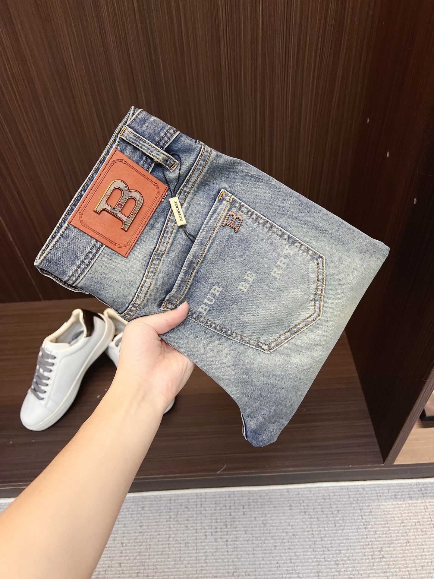 NO:849672,Burberry men's denim jeans, official album and poster outfit style!  High-grade imported denim raw color fabrics are supplied to customers, and the pure 13oz denim fabrics from Okayama, Japan are specially selected. Heavy-duty environmentally friendly plant enzyme washing process is used. The texture has a light retro color, which is quite beautiful and is very suitable for autumn and winter color matching. The fabric is soft and delicate after washing, but has strong bones and a slight stretch, providing an excellent comfortable experience. There is no damage from any technological elements throughout the body, retaining the purest tannin color!  The details throughout the body are perfect, exquisite and sophisticated. The latest leather label on the waist highlights the brand's characteristics. The hardware accessories, leather label and wiring all reflect the craftsmanship!  The silhouette is perfectly tailored and has excellent butt lift and slimming effect. It can be easily matched with any top in the wardrobe. It has wide compatibility and is suitable for various daily wear. The upper body is full of style. It is a must-have trousers for those who are obsessed with quality control and 1V!  Size 29-38 (not 35.37),,burberry,burberry,jeans,19860909Burberry 巴宝莉 男士丹宁牛仔裤,官宣画册海报穿搭款！ 客供高级进口的丹宁原色面料,特选日本冈山纯正13oz 盎司牛仔布料,重磅环保植物酵素水洗工艺,肌理有着淡淡的复古色彩,相当漂亮,极符合秋冬的配色,面料经过水洗后柔软细腻,但筋骨感极强,且略带弹力,提供了绝佳的舒适体验,通身无任何工艺元素破坏,保留了最纯粹的丹宁本色！通身细节完美如斯,精湛且考究,最新的腰部皮标彰显了品牌特质,五金配件、皮标、走线无不体现出匠心工艺！版型剪裁完美,提臀修身效果绝佳,可轻松横扫衣橱任何的上装搭配,兼容性广泛,满足于日常各种穿搭,上身型款十足,于品质控及1V迷控者必入型裤装！ 尺码29—38（没35.37）,,burberry,burberry,jeans,,Men's clothing