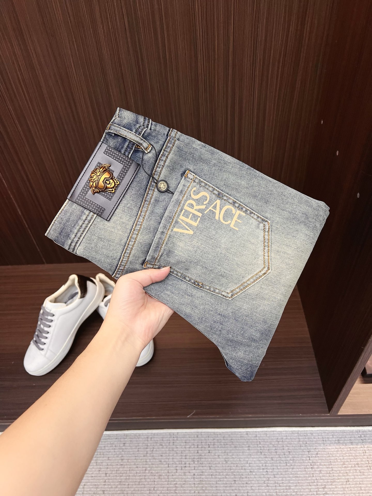 NO:849675,Versace men's denim jeans, official album and poster style!  High-grade imported denim raw color fabrics are supplied to customers, and the pure 13oz denim fabrics from Okayama, Japan are specially selected. Heavy-duty environmentally friendly plant enzyme washing process is used. The texture has a light retro color, which is quite beautiful and is very suitable for autumn and winter color matching. The fabric is soft and delicate after washing, but has strong bones and a slight stretch, providing an excellent comfortable experience. There is no damage from any technological elements throughout the body, retaining the purest tannin color!  The details throughout the body are perfect, exquisite and sophisticated. The latest leather label on the waist highlights the brand's characteristics. The hardware accessories, leather label and wiring all reflect the craftsmanship!  The silhouette is perfectly tailored and has excellent butt lift and slimming effect. It can be easily matched with any top in the wardrobe. It has wide compatibility and is suitable for various daily wear. The upper body is full of style. It is a must-have trousers for those who are obsessed with quality control and 1V!  Sizes 29-38 (not 35.37),,versace,jeans,19860909范思哲 男士丹宁牛仔裤,官宣画册海报穿搭款！ 客供高级进口的丹宁原色面料,特选日本冈山纯正13oz 盎司牛仔布料,重磅环保植物酵素水洗工艺,肌理有着淡淡的复古色彩,相当漂亮,极符合秋冬的配色,面料经过水洗后柔软细腻,但筋骨感极强,且略带弹力,提供了绝佳的舒适体验,通身无任何工艺元素破坏,保留了最纯粹的丹宁本色！通身细节完美如斯,精湛且考究,最新的腰部皮标彰显了品牌特质,五金配件、皮标、走线无不体现出匠心工艺！版型剪裁完美,提臀修身效果绝佳,可轻松横扫衣橱任何的上装搭配,兼容性广泛,满足于日常各种穿搭,上身型款十足,于品质控及1V迷控者必入型裤装！ 尺码29—38（没35.37）,,versace,jeans,,Men's clothing