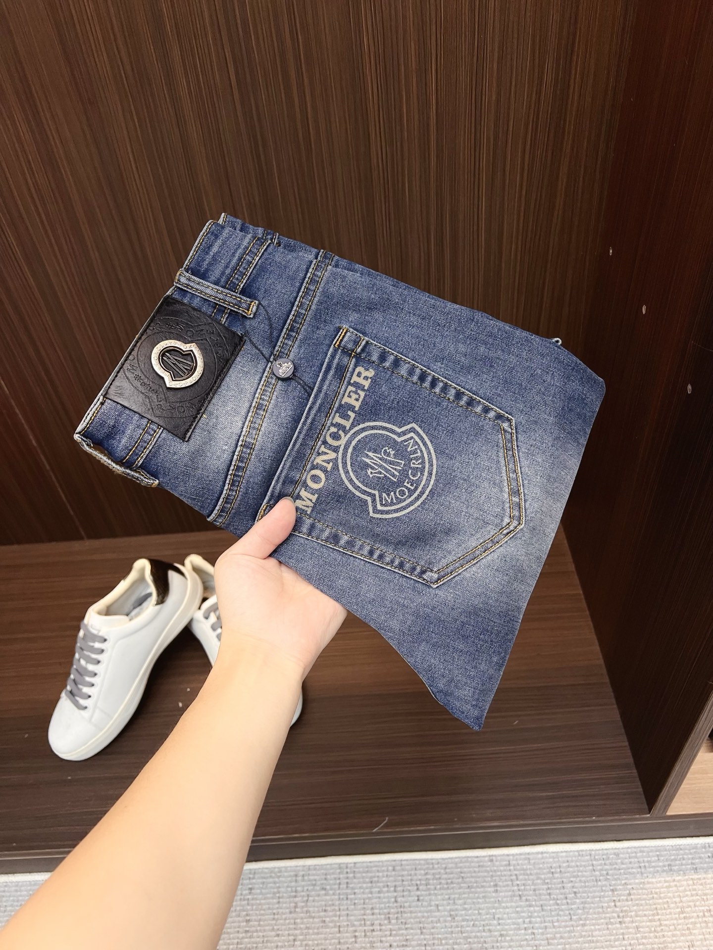 NO:849678,Men's denim jeans, official album and poster outfit!  High-grade imported denim raw color fabrics are supplied to customers, and the pure 13oz denim fabrics from Okayama, Japan are specially selected. Heavy-duty environmentally friendly plant enzyme washing process is used. The texture has a light retro color, which is quite beautiful and is very suitable for autumn and winter color matching. The fabric is soft and delicate after washing, but has strong bones and a slight stretch, providing an excellent comfortable experience. There is no damage from any technological elements throughout the body, retaining the purest tannin color!  The details throughout the body are perfect, exquisite and sophisticated. The latest leather label on the waist highlights the brand's characteristics. The hardware accessories, leather label and wiring all reflect the craftsmanship!  The silhouette is perfectly tailored and has excellent butt lift and slimming effect. It can be easily matched with any top in the wardrobe. It has wide compatibility and is suitable for various daily wear. The upper body is full of style. It is a must-have trousers for those who are obsessed with quality control and 1V!  Size 29-38 (not 35.37),,Moncler,jeans,19860909蒙口 男士丹宁牛仔裤,官宣画册海报穿搭款！ 客供高级进口的丹宁原色面料,特选日本冈山纯正13oz 盎司牛仔布料,重磅环保植物酵素水洗工艺,肌理有着淡淡的复古色彩,相当漂亮,极符合秋冬的配色,面料经过水洗后柔软细腻,但筋骨感极强,且略带弹力,提供了绝佳的舒适体验,通身无任何工艺元素破坏,保留了最纯粹的丹宁本色！通身细节完美如斯,精湛且考究,最新的腰部皮标彰显了品牌特质,五金配件、皮标、走线无不体现出匠心工艺！版型剪裁完美,提臀修身效果绝佳,可轻松横扫衣橱任何的上装搭配,兼容性广泛,满足于日常各种穿搭,上身型款十足,于品质控及1V迷控者必入型裤装！ 尺码29—38（没35.37）,,Moncler,jeans,,Men's clothing