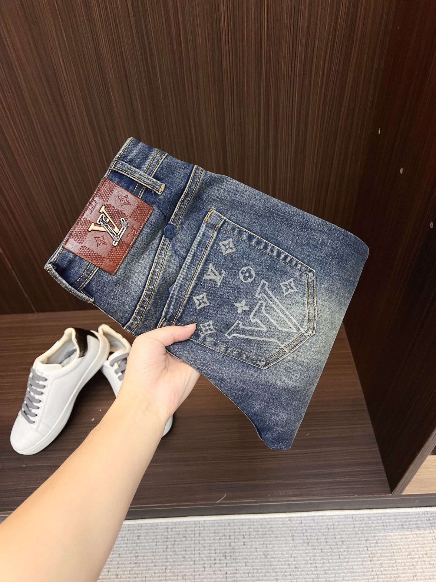 NO:849679,LV men's denim jeans, official album and poster outfit style!  High-grade imported denim raw color fabrics are supplied to customers, and the pure 13oz denim fabrics from Okayama, Japan are specially selected. Heavy-duty environmentally friendly plant enzyme washing process is used. The texture has a light retro color, which is quite beautiful and is very suitable for autumn and winter color matching. The fabric is soft and delicate after washing, but has strong bones and a slight stretch, providing an excellent comfortable experience. There is no damage from any technological elements throughout the body, retaining the purest tannin color!  The details throughout the body are perfect, exquisite and sophisticated. The latest leather label on the waist highlights the brand's characteristics. The hardware accessories, leather label and wiring all reflect the craftsmanship!  The silhouette is perfectly tailored and has excellent butt lift and slimming effect. It can be easily matched with any top in the wardrobe. It has wide compatibility and is suitable for various daily wear. The upper body is full of style. It is a must-have trousers for those who are obsessed with quality control and 1V!  Size 29-38 (not 35.37),,louis vuitton,jeans,19860909LV 男士丹宁牛仔裤,官宣画册海报穿搭款！ 客供高级进口的丹宁原色面料,特选日本冈山纯正13oz 盎司牛仔布料,重磅环保植物酵素水洗工艺,肌理有着淡淡的复古色彩,相当漂亮,极符合秋冬的配色,面料经过水洗后柔软细腻,但筋骨感极强,且略带弹力,提供了绝佳的舒适体验,通身无任何工艺元素破坏,保留了最纯粹的丹宁本色！通身细节完美如斯,精湛且考究,最新的腰部皮标彰显了品牌特质,五金配件、皮标、走线无不体现出匠心工艺！版型剪裁完美,提臀修身效果绝佳,可轻松横扫衣橱任何的上装搭配,兼容性广泛,满足于日常各种穿搭,上身型款十足,于品质控及1V迷控者必入型裤装！ 尺码29—38（没35.37）,,louis vuitton,jeans,,Men's clothing