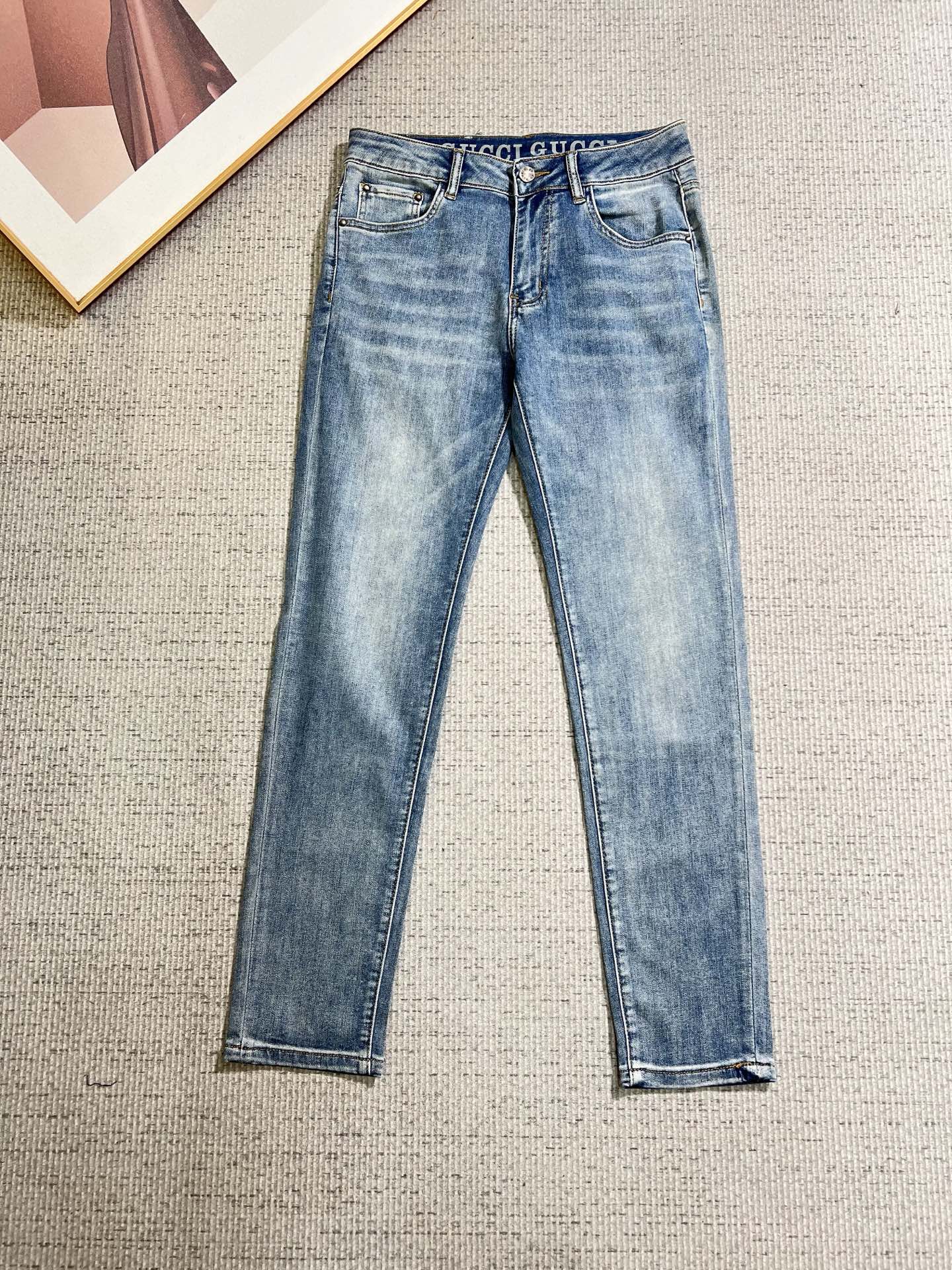 NO:938014,GUCCI men's denim jeans, official album and poster outfit style!  High-grade imported denim raw color fabrics are supplied to customers, and the pure 13oz denim fabrics from Okayama, Japan are specially selected. Heavy-duty environmentally friendly plant enzyme washing process is used. The texture has a light retro color, which is quite beautiful and is very suitable for autumn and winter color matching. The fabric is soft and delicate after washing, but has strong bones and a slight stretch, providing an excellent comfortable experience. There is no damage from any technological elements throughout the body, retaining the purest tannin color!  The details throughout the body are perfect, exquisite and sophisticated. The latest leather label on the waist highlights the brand's characteristics. The hardware accessories, leather label and wiring all reflect the craftsmanship!  The silhouette is perfectly tailored and has excellent butt lift and slimming effect. It can be easily matched with any top in the wardrobe. It has wide compatibility and is suitable for various daily wear. The upper body is full of style. It is a must-have trousers for those who are obsessed with quality control and 1V!  Size 29-38 (not 35.37),,gucci,jeans,19860909GUCCI 古奇 男士丹宁牛仔裤,官宣画册海报穿搭款！ 客供高级进口的丹宁原色面料,特选日本冈山纯正13oz 盎司牛仔布料,重磅环保植物酵素水洗工艺,肌理有着淡淡的复古色彩,相当漂亮,极符合秋冬的配色,面料经过水洗后柔软细腻,但筋骨感极强,且略带弹力,提供了绝佳的舒适体验,通身无任何工艺元素破坏,保留了最纯粹的丹宁本色！通身细节完美如斯,精湛且考究,最新的腰部皮标彰显了品牌特质,五金配件、皮标、走线无不体现出匠心工艺！版型剪裁完美,提臀修身效果绝佳,可轻松横扫衣橱任何的上装搭配,兼容性广泛,满足于日常各种穿搭,上身型款十足,于品质控及1V迷控者必入型裤装！ 尺码29—38（没35.37）,,gucci,jeans,,Men's clothing