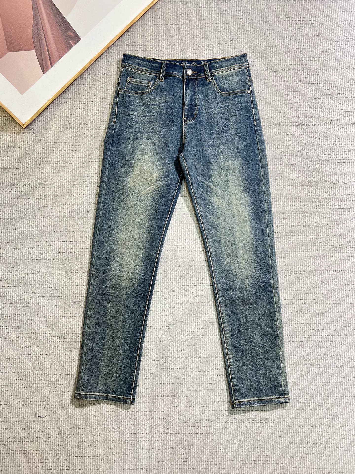 NO:938016,LV men's denim jeans, official album and poster outfit style!  High-grade imported denim raw color fabrics are supplied to customers, and the pure 13oz denim fabrics from Okayama, Japan are specially selected. Heavy-duty environmentally friendly plant enzyme washing process is used. The texture has a light retro color, which is quite beautiful and is very suitable for autumn and winter color matching. The fabric is soft and delicate after washing, but has strong bones and a slight stretch, providing an excellent comfortable experience. There is no damage from any technological elements throughout the body, retaining the purest tannin color!  The details throughout the body are perfect, exquisite and sophisticated. The latest leather label on the waist highlights the brand's characteristics. The hardware accessories, leather label and wiring all reflect the craftsmanship!  The silhouette is perfectly tailored and has excellent butt lift and slimming effect. It can be easily matched with any top in the wardrobe. It has wide compatibility and is suitable for various daily wear. The upper body is full of style. It is a must-have trousers for those who are obsessed with quality control and 1V!  Size 29-38 (not 35.37),,louis vuitton,jeans,19860909LV 男士丹宁牛仔裤,官宣画册海报穿搭款！ 客供高级进口的丹宁原色面料,特选日本冈山纯正13oz 盎司牛仔布料,重磅环保植物酵素水洗工艺,肌理有着淡淡的复古色彩,相当漂亮,极符合秋冬的配色,面料经过水洗后柔软细腻,但筋骨感极强,且略带弹力,提供了绝佳的舒适体验,通身无任何工艺元素破坏,保留了最纯粹的丹宁本色！通身细节完美如斯,精湛且考究,最新的腰部皮标彰显了品牌特质,五金配件、皮标、走线无不体现出匠心工艺！版型剪裁完美,提臀修身效果绝佳,可轻松横扫衣橱任何的上装搭配,兼容性广泛,满足于日常各种穿搭,上身型款十足,于品质控及1V迷控者必入型裤装！ 尺码29—38（没35.37）,,louis vuitton,jeans,,Men's clothing