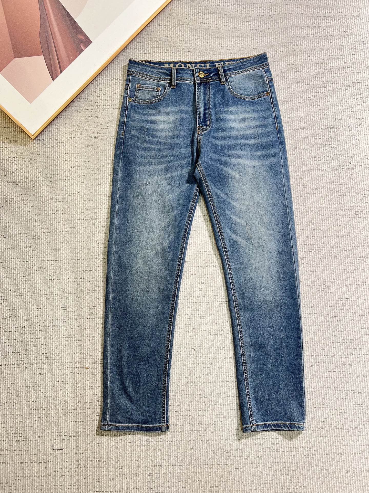NO:938018,Men's denim jeans, official album and poster outfit!  High-grade imported denim raw color fabrics are supplied to customers, and the pure 13oz denim fabrics from Okayama, Japan are specially selected. Heavy-duty environmentally friendly plant enzyme washing process is used. The texture has a light retro color, which is quite beautiful and is very suitable for autumn and winter color matching. The fabric is soft and delicate after washing, but has strong bones and a slight stretch, providing an excellent comfortable experience. There is no damage from any technological elements throughout the body, retaining the purest tannin color!  The details throughout the body are perfect, exquisite and sophisticated. The latest leather label on the waist highlights the brand's characteristics. The hardware accessories, leather label and wiring all reflect the craftsmanship!  The silhouette is perfectly tailored and has excellent butt lift and slimming effect. It can be easily matched with any top in the wardrobe. It has wide compatibility and is suitable for various daily wear. The upper body is full of style. It is a must-have trousers for those who are obsessed with quality control and 1V!  Size 29-38 (not 35.37),,Moncler,jeans,19860909蒙口 男士丹宁牛仔裤,官宣画册海报穿搭款！ 客供高级进口的丹宁原色面料,特选日本冈山纯正13oz 盎司牛仔布料,重磅环保植物酵素水洗工艺,肌理有着淡淡的复古色彩,相当漂亮,极符合秋冬的配色,面料经过水洗后柔软细腻,但筋骨感极强,且略带弹力,提供了绝佳的舒适体验,通身无任何工艺元素破坏,保留了最纯粹的丹宁本色！通身细节完美如斯,精湛且考究,最新的腰部皮标彰显了品牌特质,五金配件、皮标、走线无不体现出匠心工艺！版型剪裁完美,提臀修身效果绝佳,可轻松横扫衣橱任何的上装搭配,兼容性广泛,满足于日常各种穿搭,上身型款十足,于品质控及1V迷控者必入型裤装！ 尺码29—38（没35.37）,,Moncler,jeans,,Men's clothing
