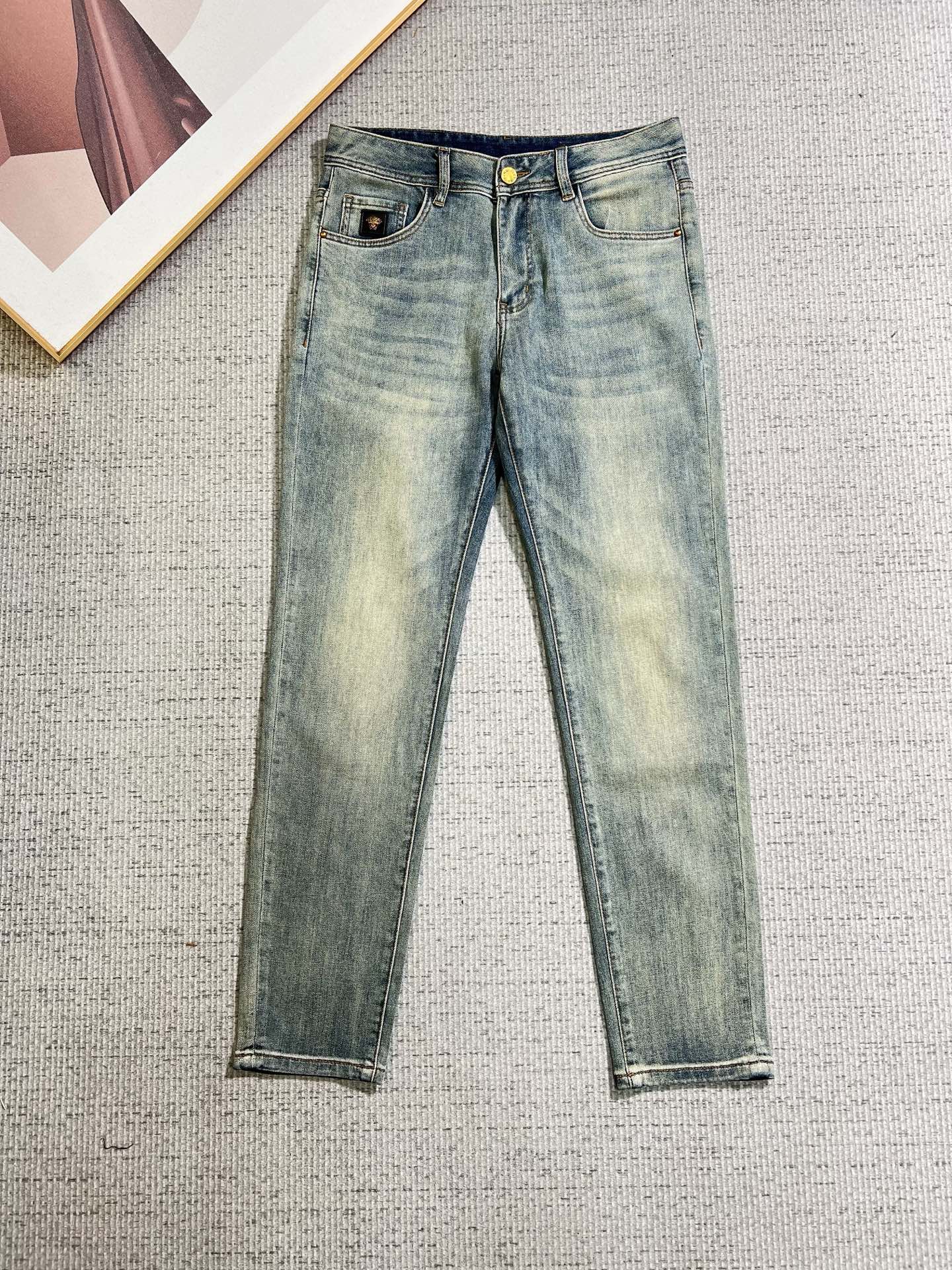 NO:938020,Versace men's denim jeans, official album and poster style!  High-grade imported denim raw color fabrics are supplied to customers, and the pure 13oz denim fabrics from Okayama, Japan are specially selected. Heavy-duty environmentally friendly plant enzyme washing process is used. The texture has a light retro color, which is quite beautiful and is very suitable for autumn and winter color matching. The fabric is soft and delicate after washing, but has strong bones and a slight stretch, providing an excellent comfortable experience. There is no damage from any technological elements throughout the body, retaining the purest tannin color!  The details throughout the body are perfect, exquisite and sophisticated. The latest leather label on the waist highlights the brand's characteristics. The hardware accessories, leather label and wiring all reflect the craftsmanship!  The silhouette is perfectly tailored and has excellent butt lift and slimming effect. It can be easily matched with any top in the wardrobe. It has wide compatibility and is suitable for various daily wear. The upper body is full of style. It is a must-have trousers for those who are obsessed with quality control and 1V!  Sizes 29-38 (not 35.37),,versace,jeans,19860909范思哲 男士丹宁牛仔裤,官宣画册海报穿搭款！ 客供高级进口的丹宁原色面料,特选日本冈山纯正13oz 盎司牛仔布料,重磅环保植物酵素水洗工艺,肌理有着淡淡的复古色彩,相当漂亮,极符合秋冬的配色,面料经过水洗后柔软细腻,但筋骨感极强,且略带弹力,提供了绝佳的舒适体验,通身无任何工艺元素破坏,保留了最纯粹的丹宁本色！通身细节完美如斯,精湛且考究,最新的腰部皮标彰显了品牌特质,五金配件、皮标、走线无不体现出匠心工艺！版型剪裁完美,提臀修身效果绝佳,可轻松横扫衣橱任何的上装搭配,兼容性广泛,满足于日常各种穿搭,上身型款十足,于品质控及1V迷控者必入型裤装！ 尺码29—38（没35.37）,,versace,jeans,,Men's clothing
